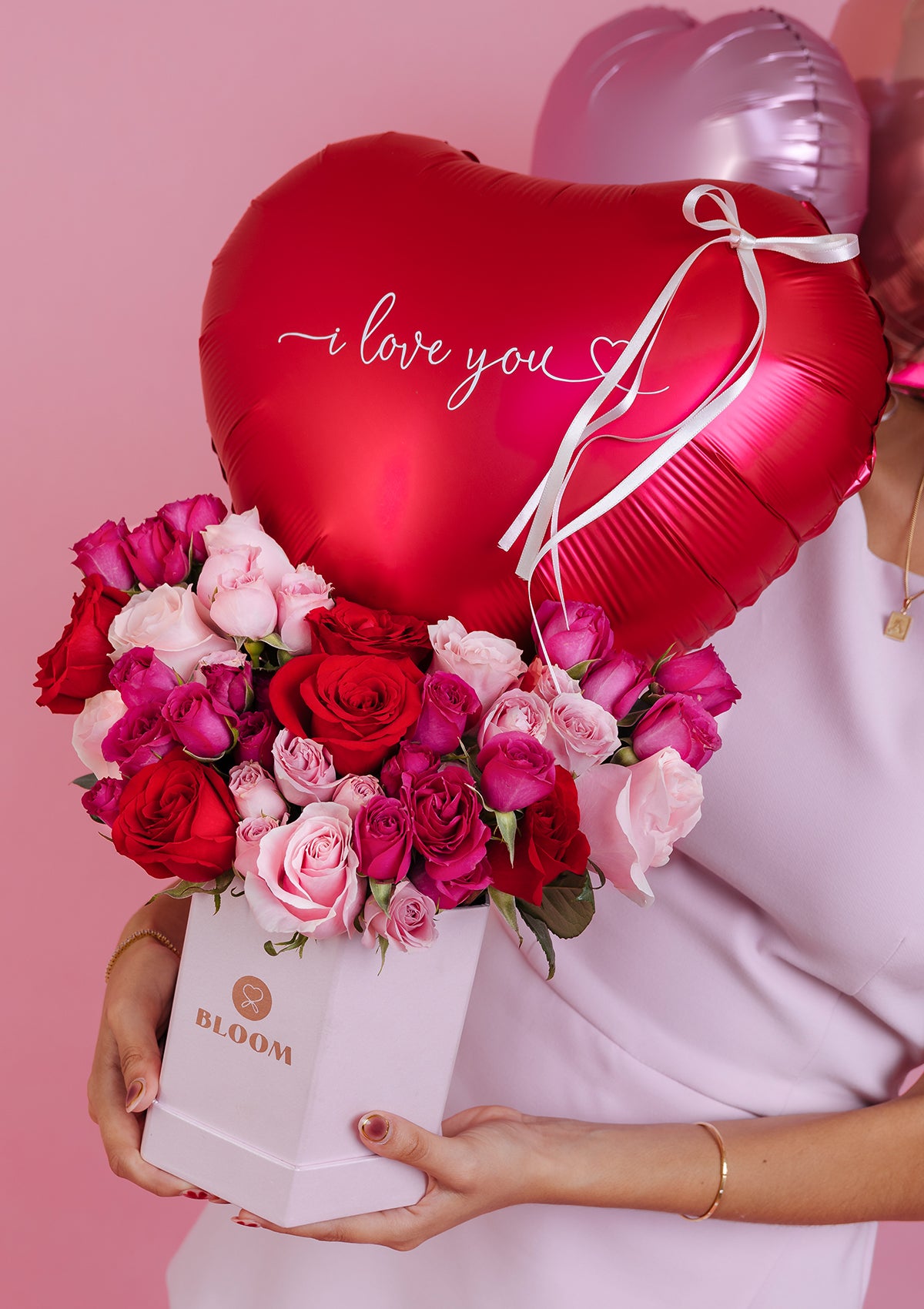 Caja con rosas rojas y rosadas premium acompañada de un globo con mensaje "I Love You". Regalo romántico de San Valentín para sorprender en Lima.