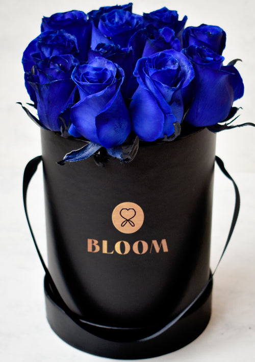 BOX CON 12 ROSAS AZULES - Florería Bloom