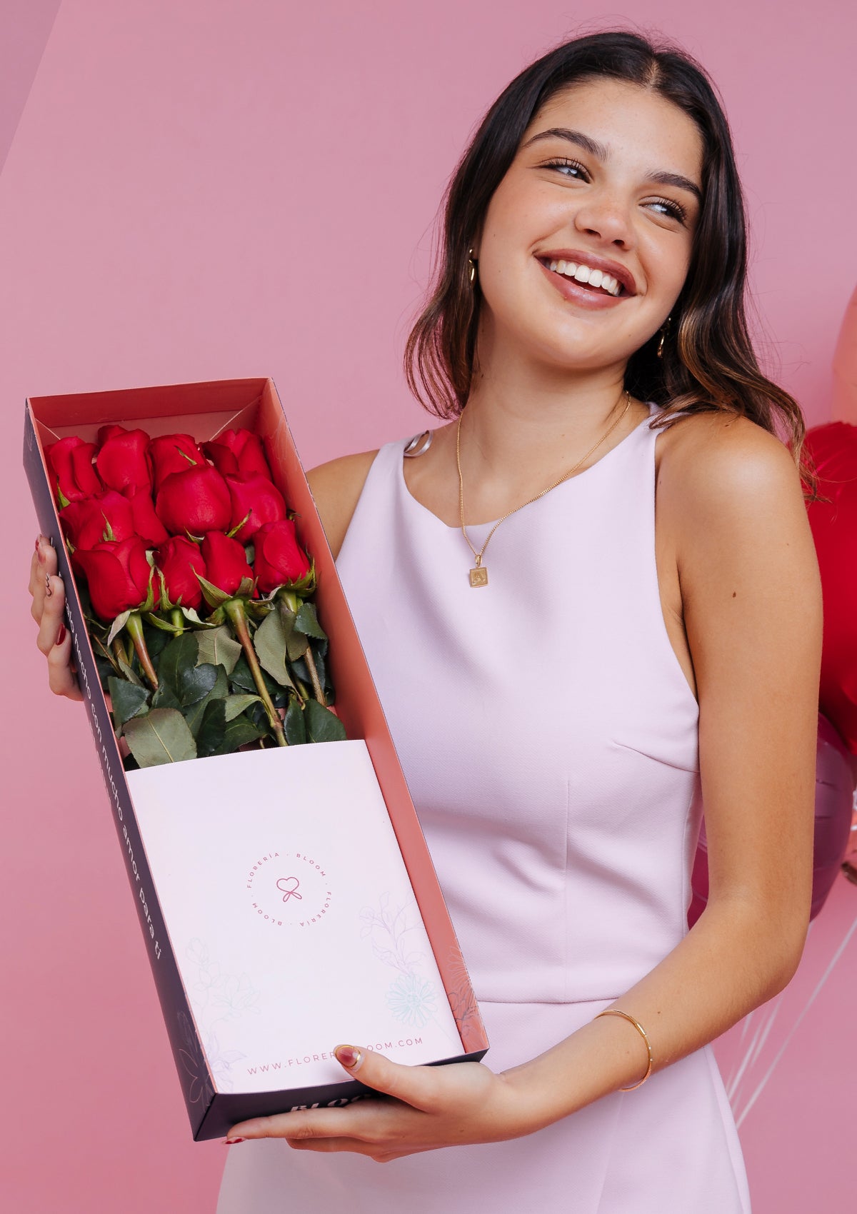 Caja con 12 rosas rojas SV26 - Florería Bloom