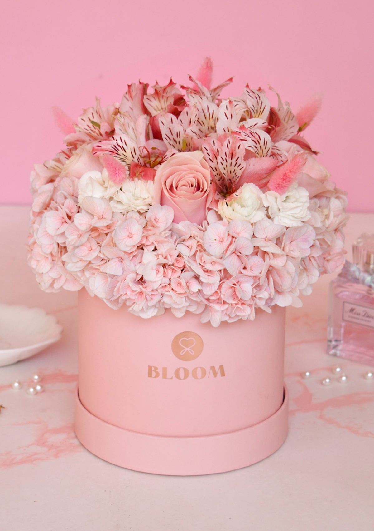 Box con flores rosadas