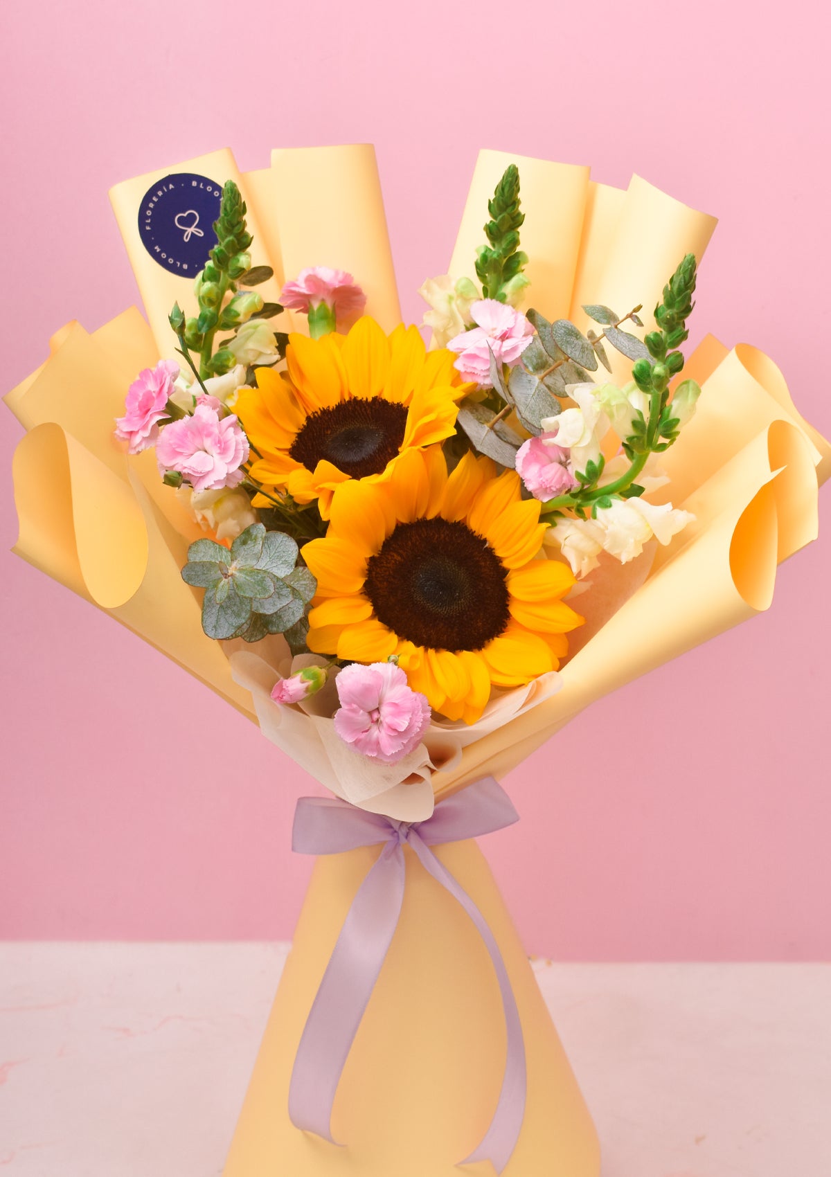 Ramo de girasoles y claveles