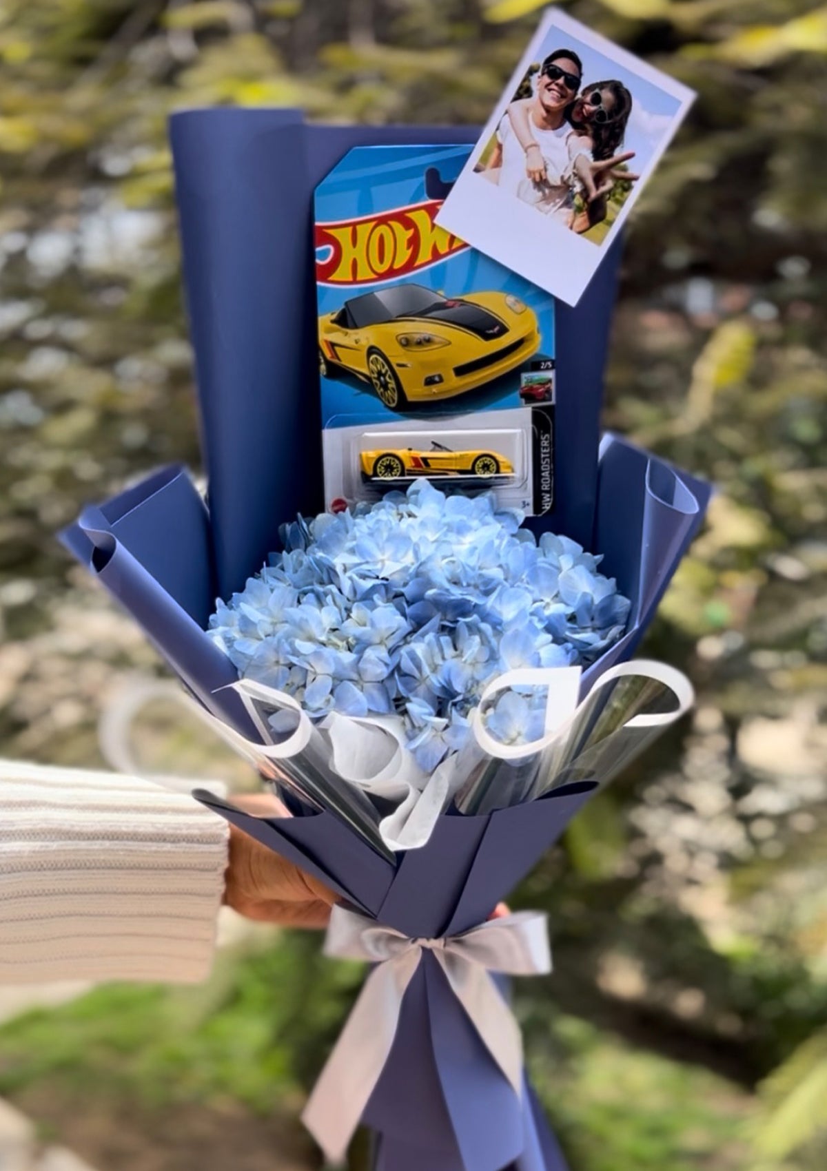 Ramo de flores azules + 1 hot wheels