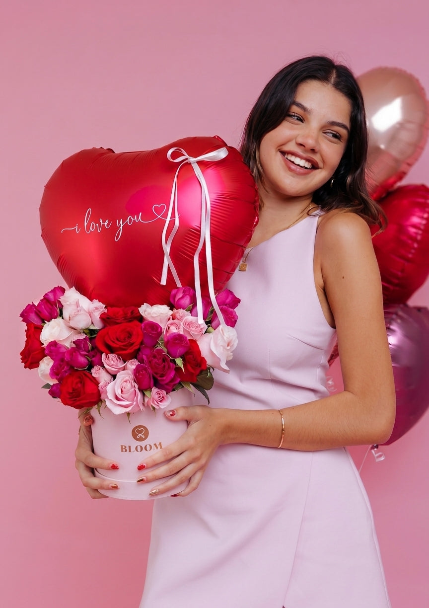 Caja de rosas rojas y rosadas Box Amor Infinito con globo — regalo romántico Lima | Florería Bloom