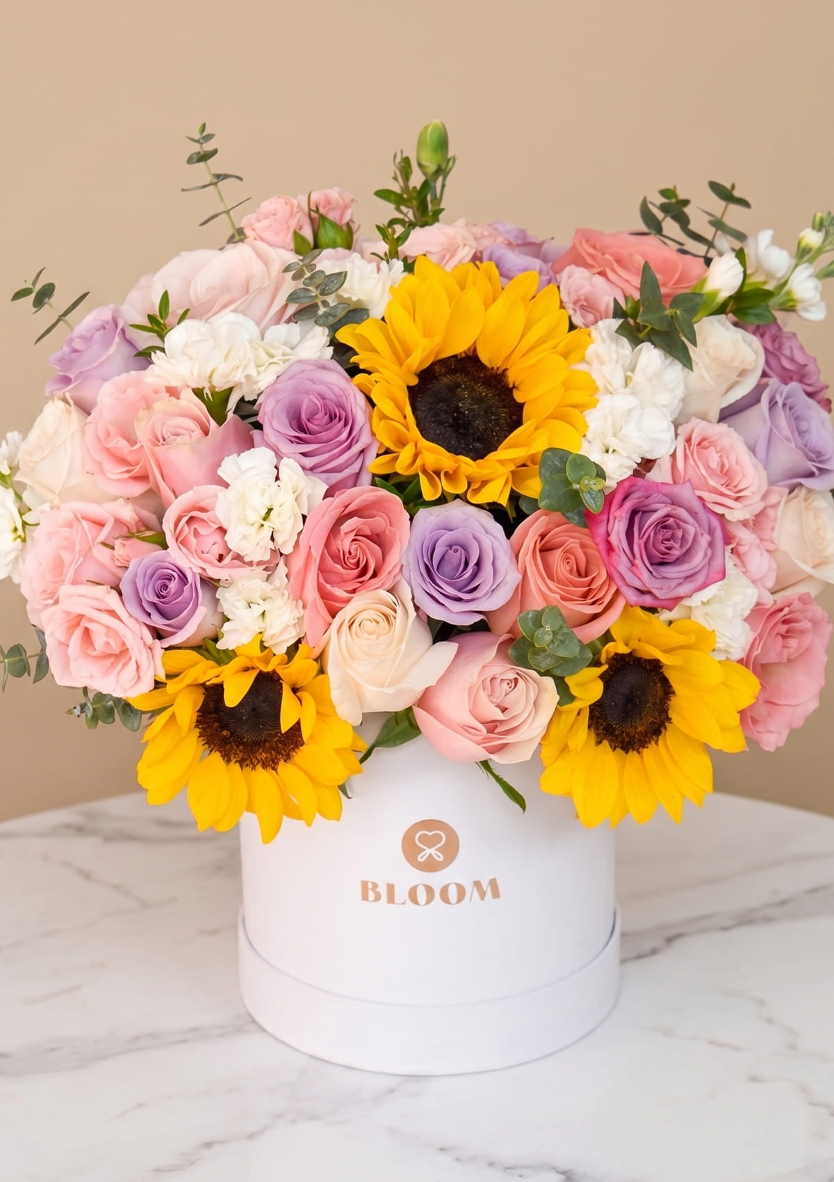 Arreglo floral premium con girasoles y rosas para mamá - Florería Bloom Lima