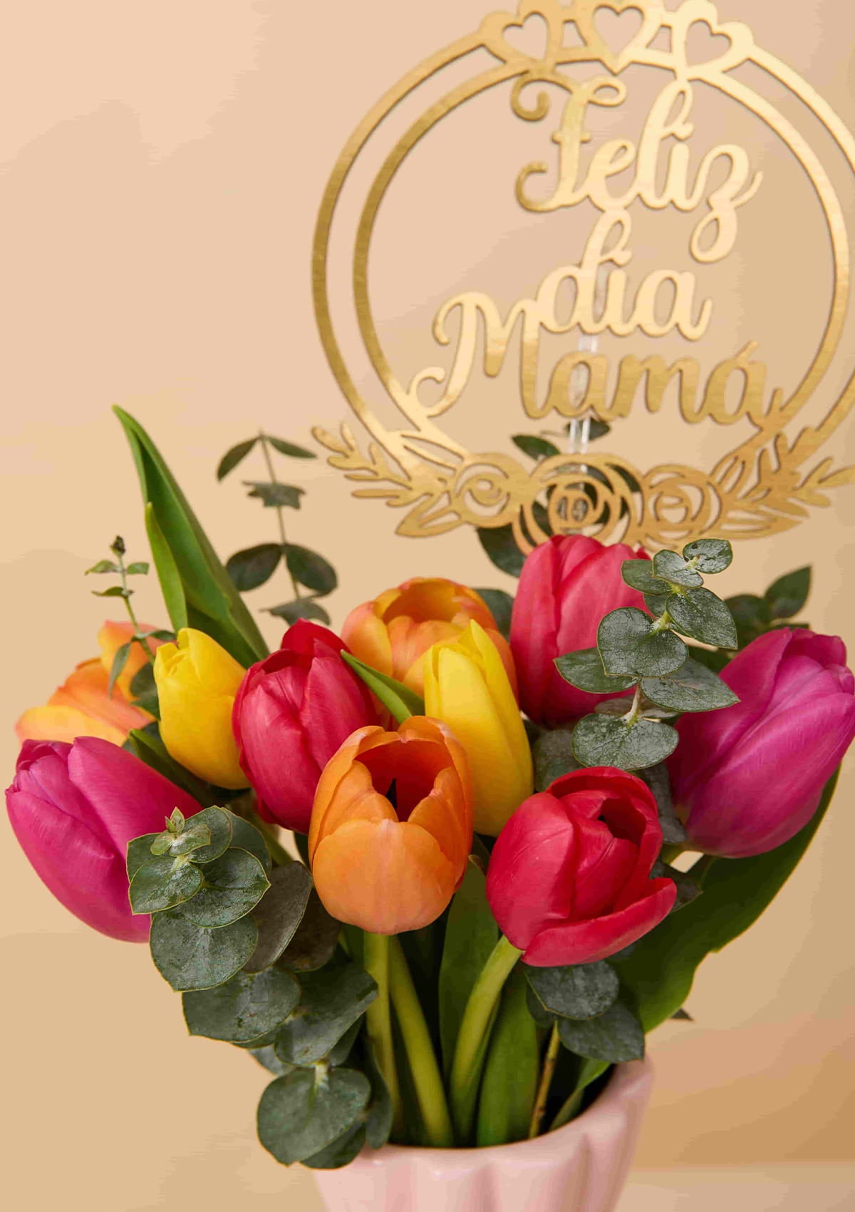 Arreglo con florero de ceramica y 10 tulipanes frescos para mamá — Florería Bloom Lima