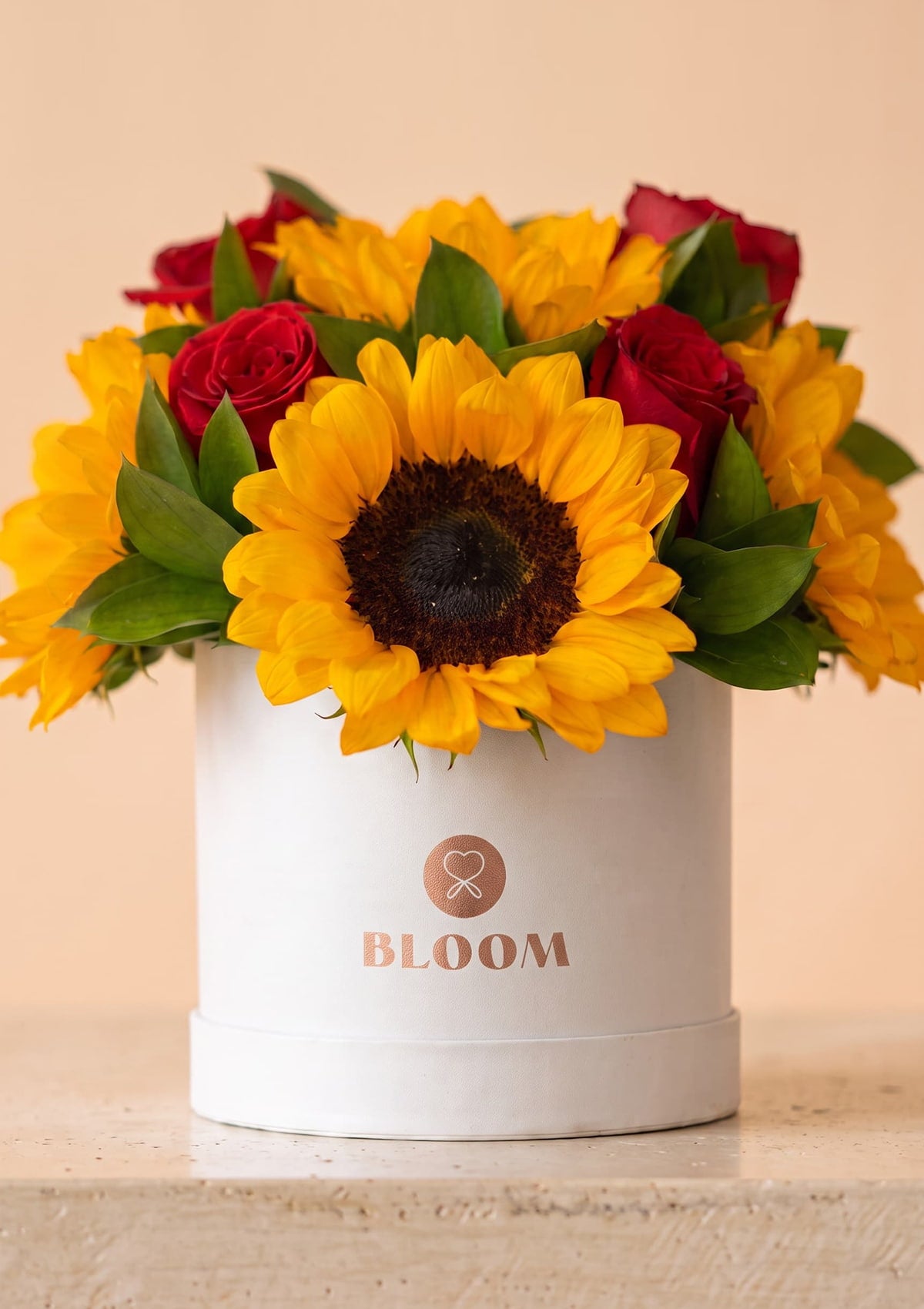 Arreglo con girasoles y rosas rojas en box ideal como regalo de flores amarillas para el 21 de septiembre con delivery en Lima y Callao