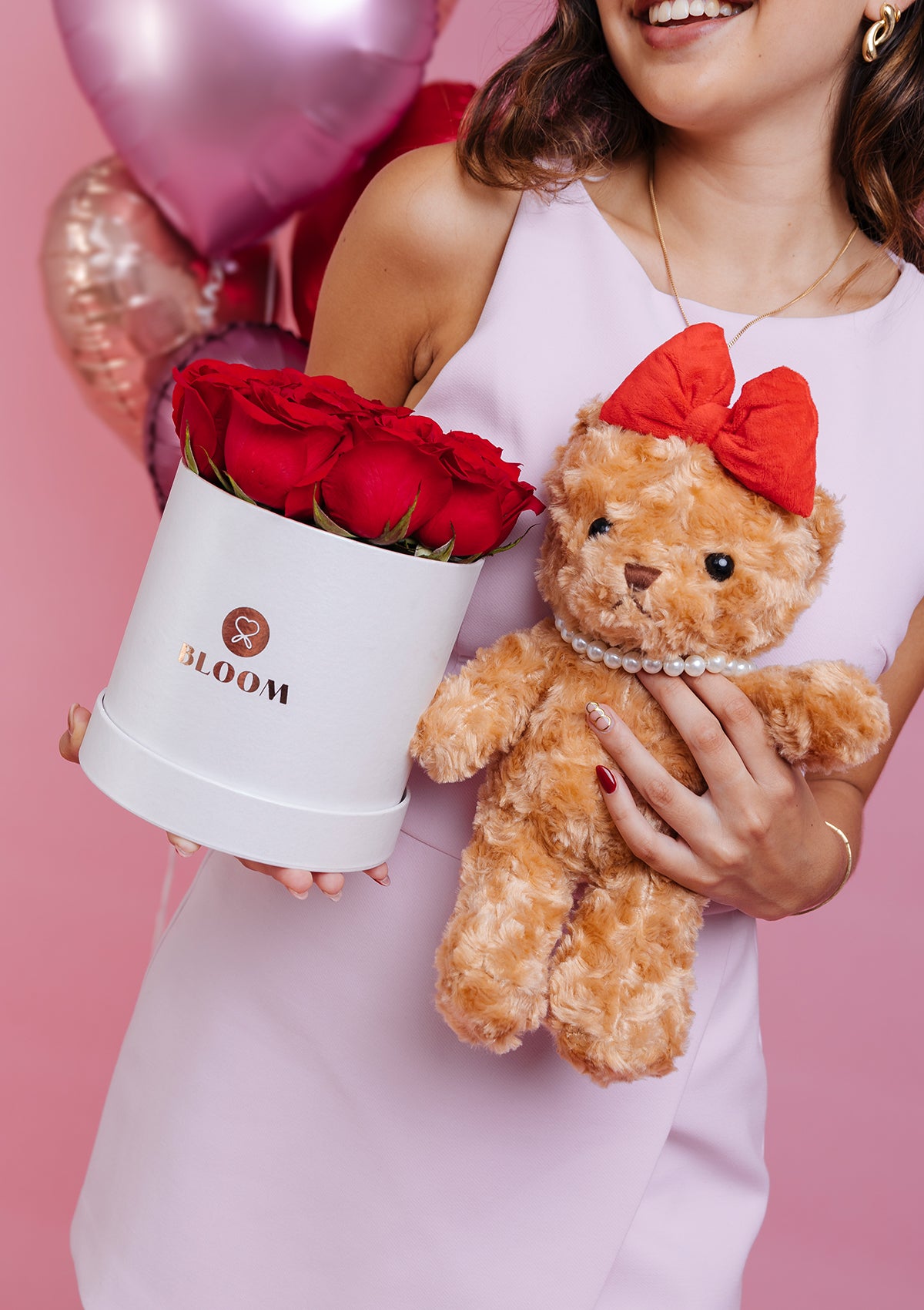 Caja con 12 rosas rojas premium para San Valentín. Regalo elegante y clásico para sorprender a tu ser querido en Lima.