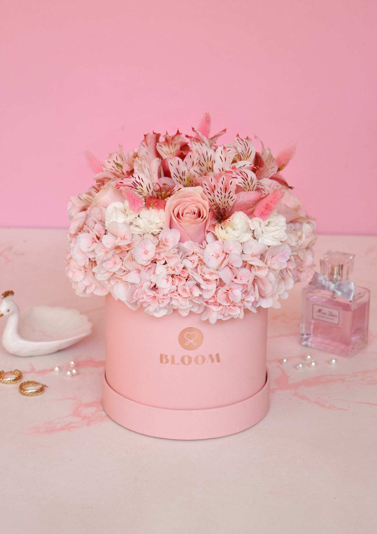 Caja con rosas, hortensias y astromelias para San Valentín. Regalo elegante y sofisticado para sorprender a tu ser querido.
