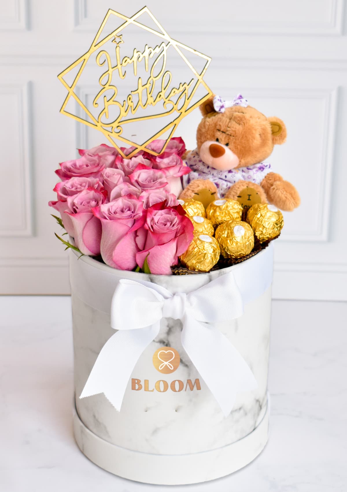 Happy Box con rosas y chocolates y topper de cumpleaños personalizado — flores para celebración Lima | Florería Bloom
