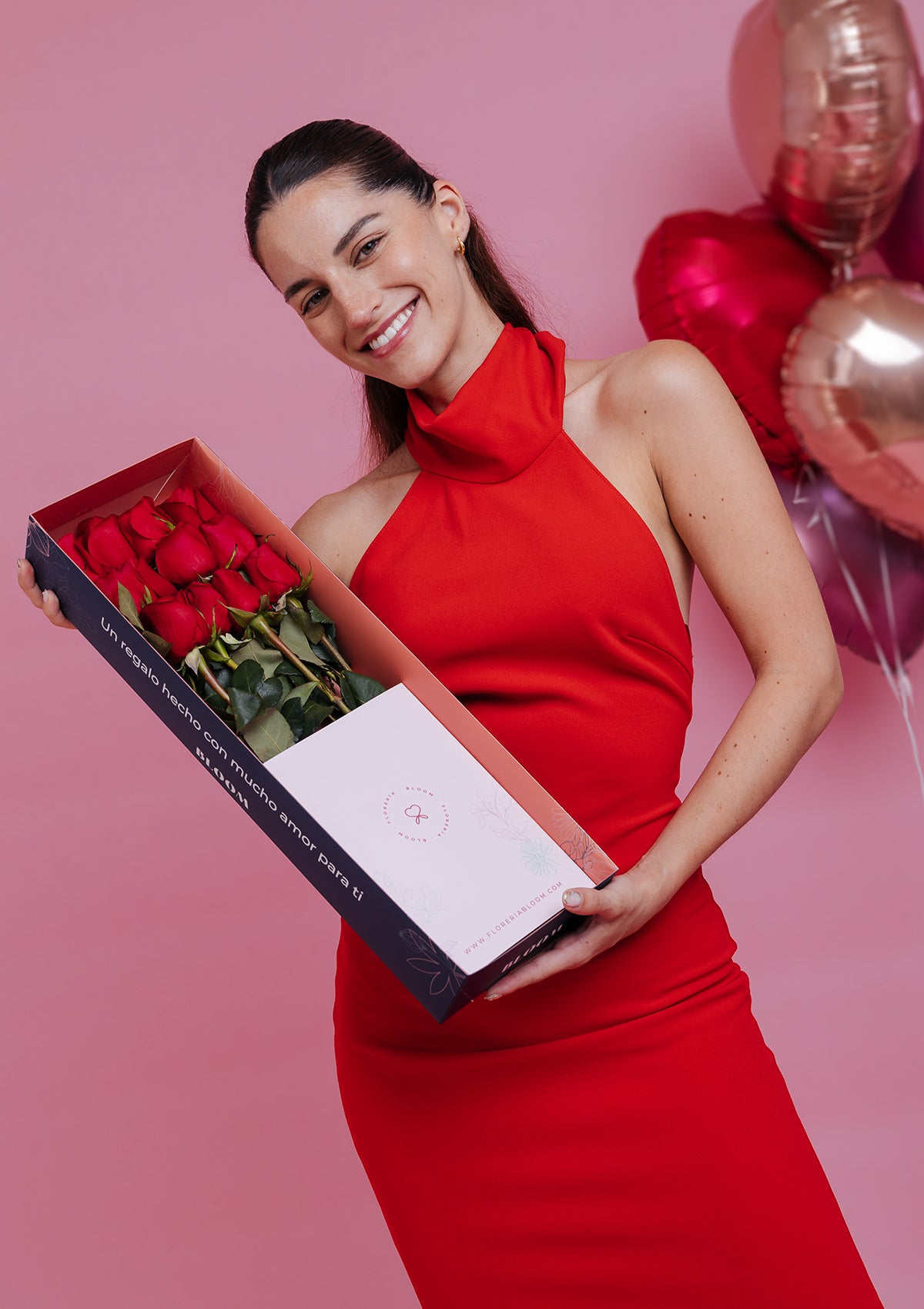 Caja elegante con 12 rosas rojas premium para San Valentín. Detalle romántico para sorprender en Lima.