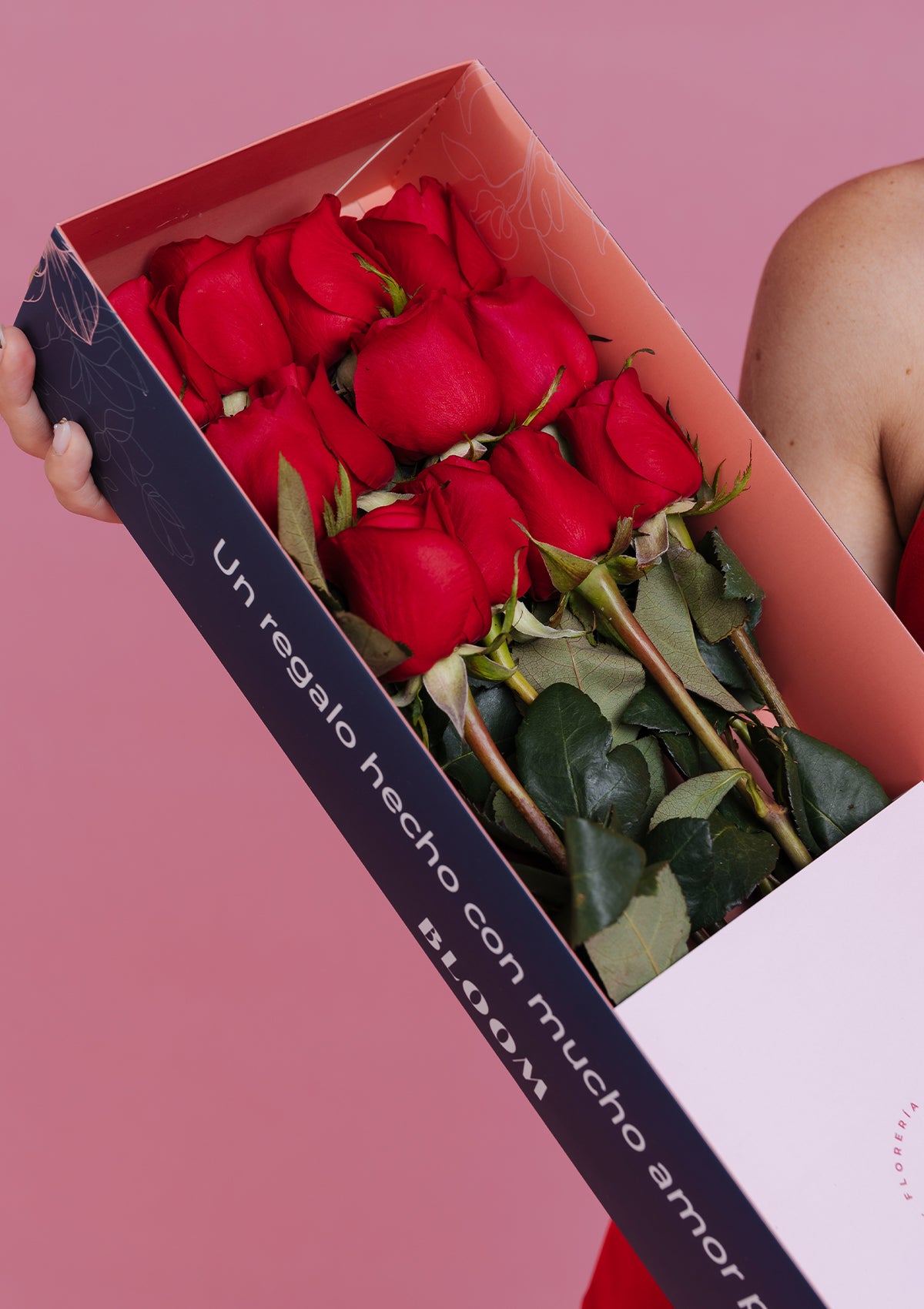 Caja elegante con 12 rosas rojas premium para San Valentín. Detalle romántico para sorprender en Lima.