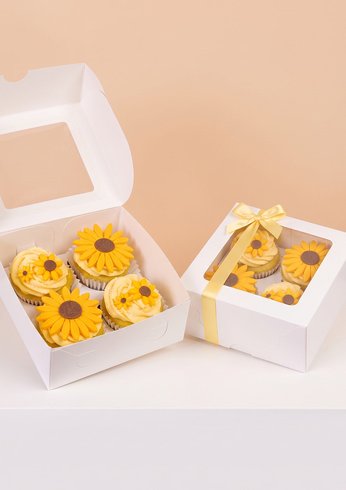 Caja de 4 cupcakes decorados como girasoles para regalar como flores amarillas este 21 de septiembre con delivery en Lima y Callao