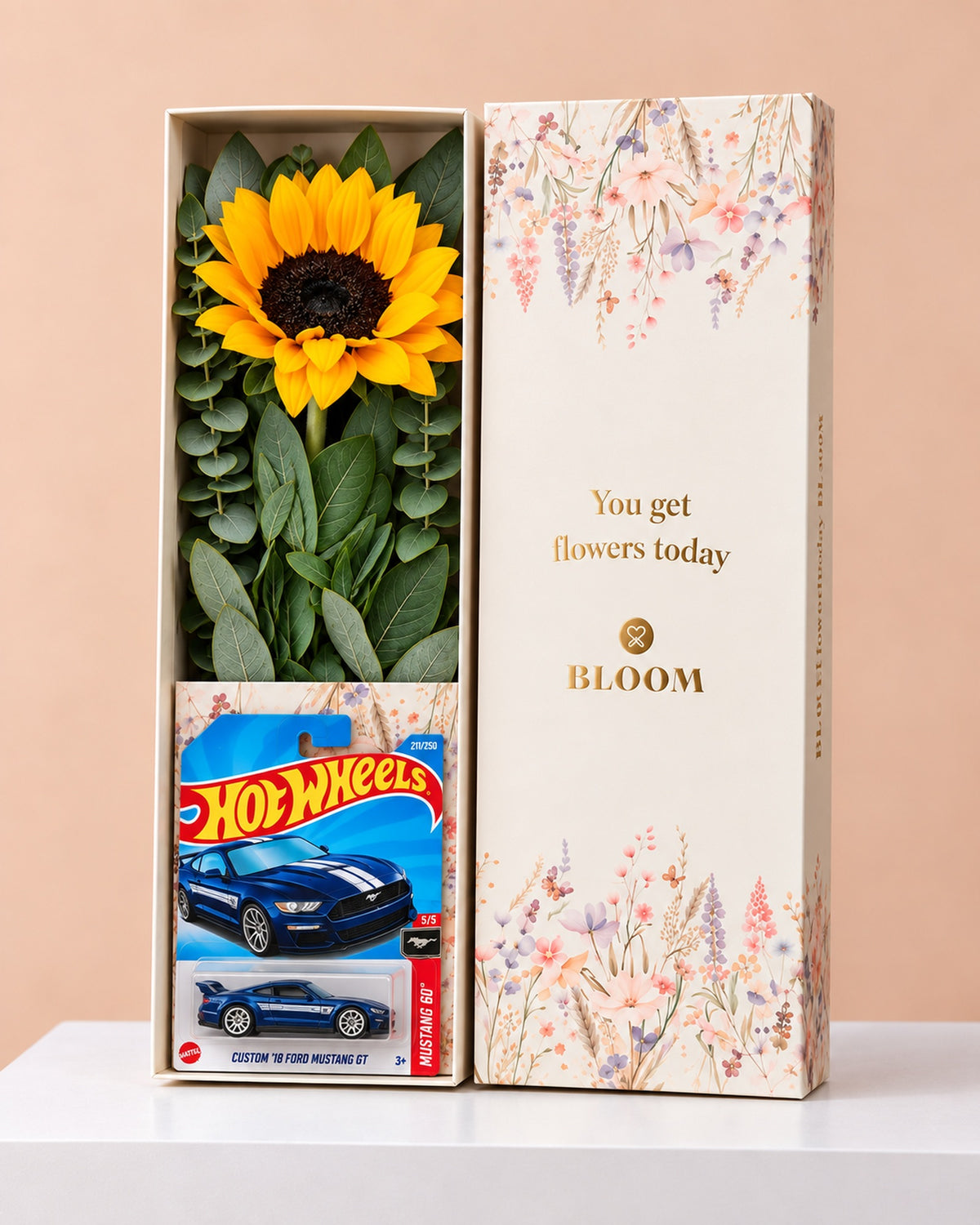 Caja Bloom con 1 girasol, eucalipto y carrito Hot Wheels para el Día del Novio - Florería Bloom