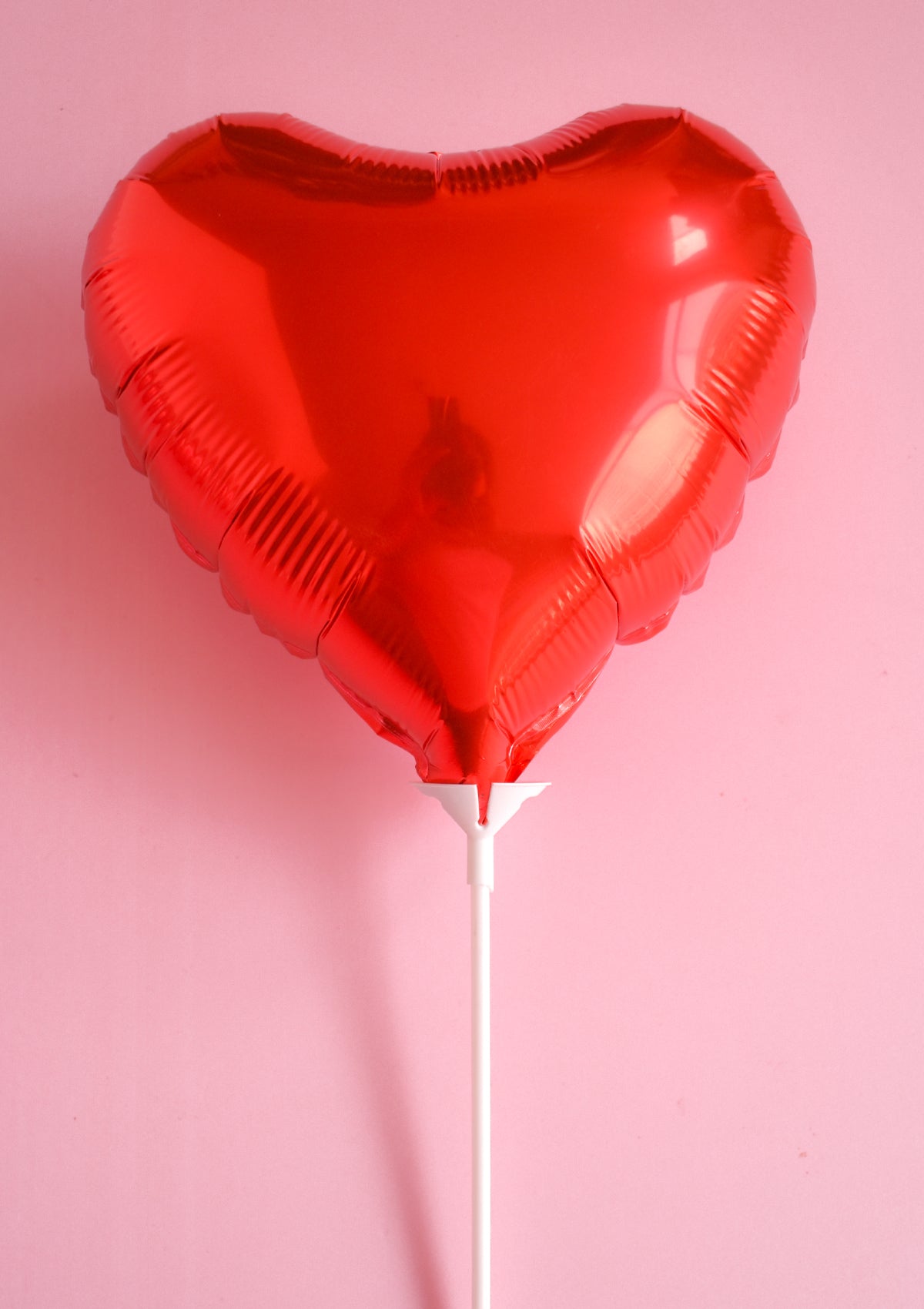 Globo Mediano CorazĂłn Rojo para San ValentĂn, complemento perfecto para arreglos florales romĂĄnticos en Lima.