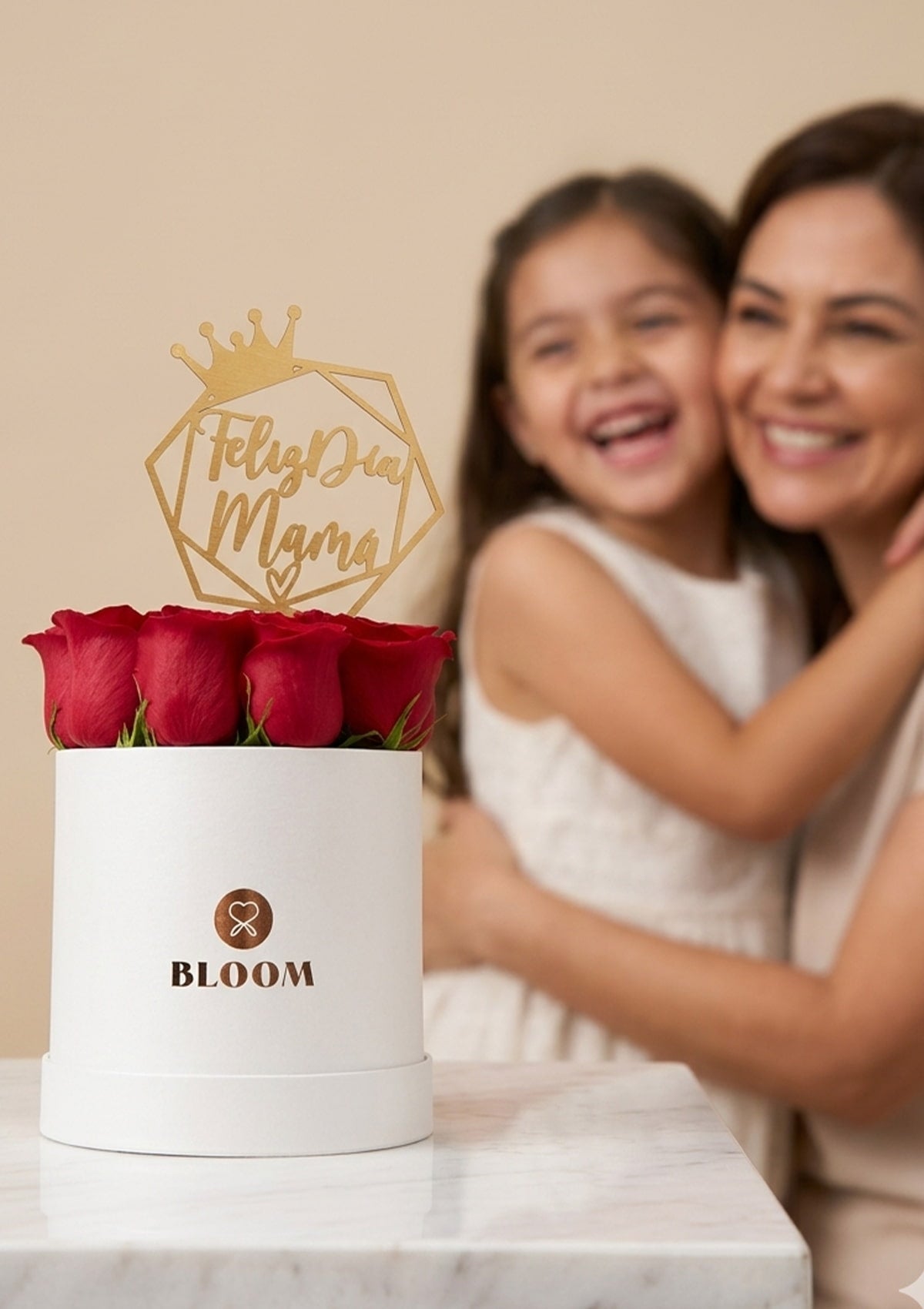 Hija entregando Box La Mejor Mamá rosas rojas a su mamá — Florería Bloom Lima