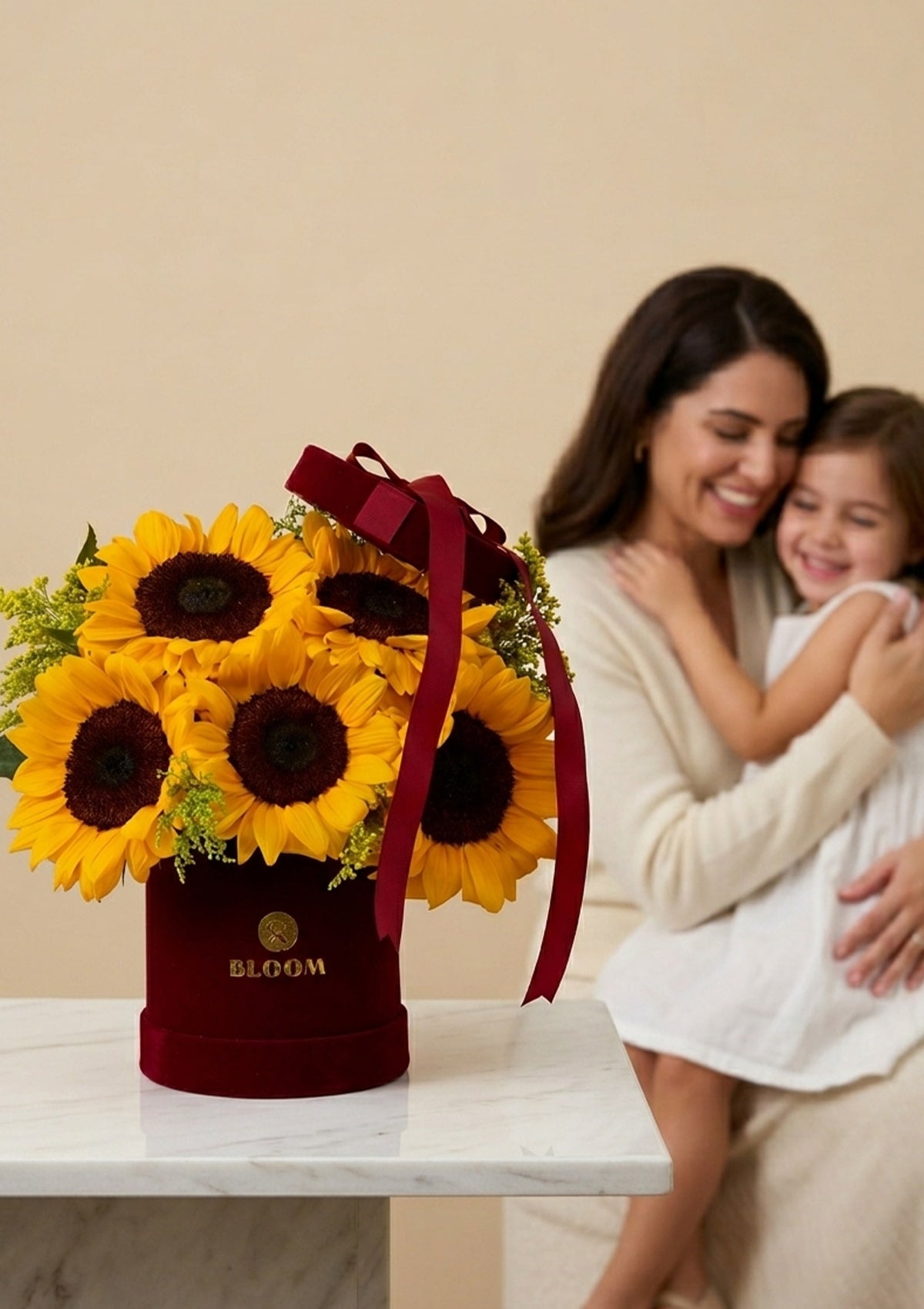 Mamá recibiendo Box Alegría girasoles frescos de su hija — Día de la Madre Lima