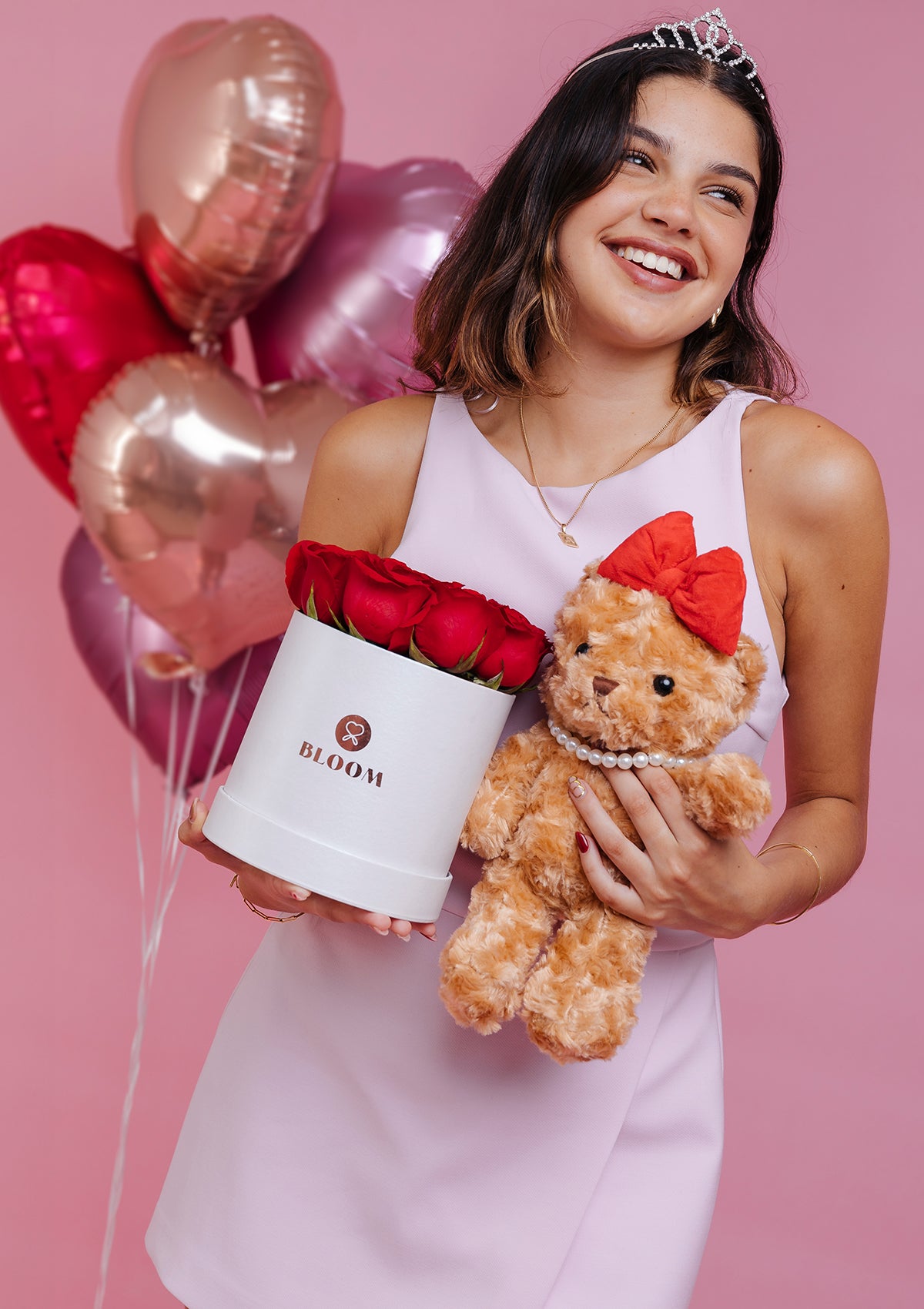 Osita de peluche con collar de perlas y lazo rojo para San Valentín. Regalo tierno y elegante para acompañar flores