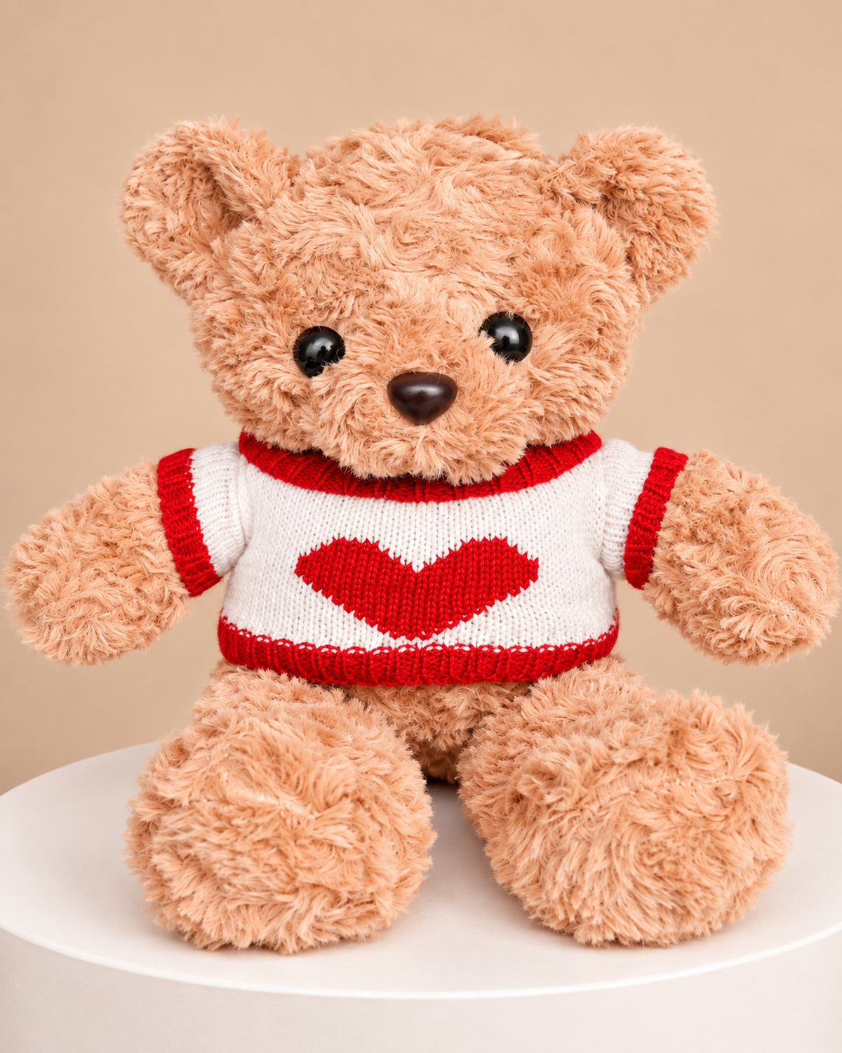 Oso Love de peluche con chompa blanca y corazón rojo - Florería Bloom