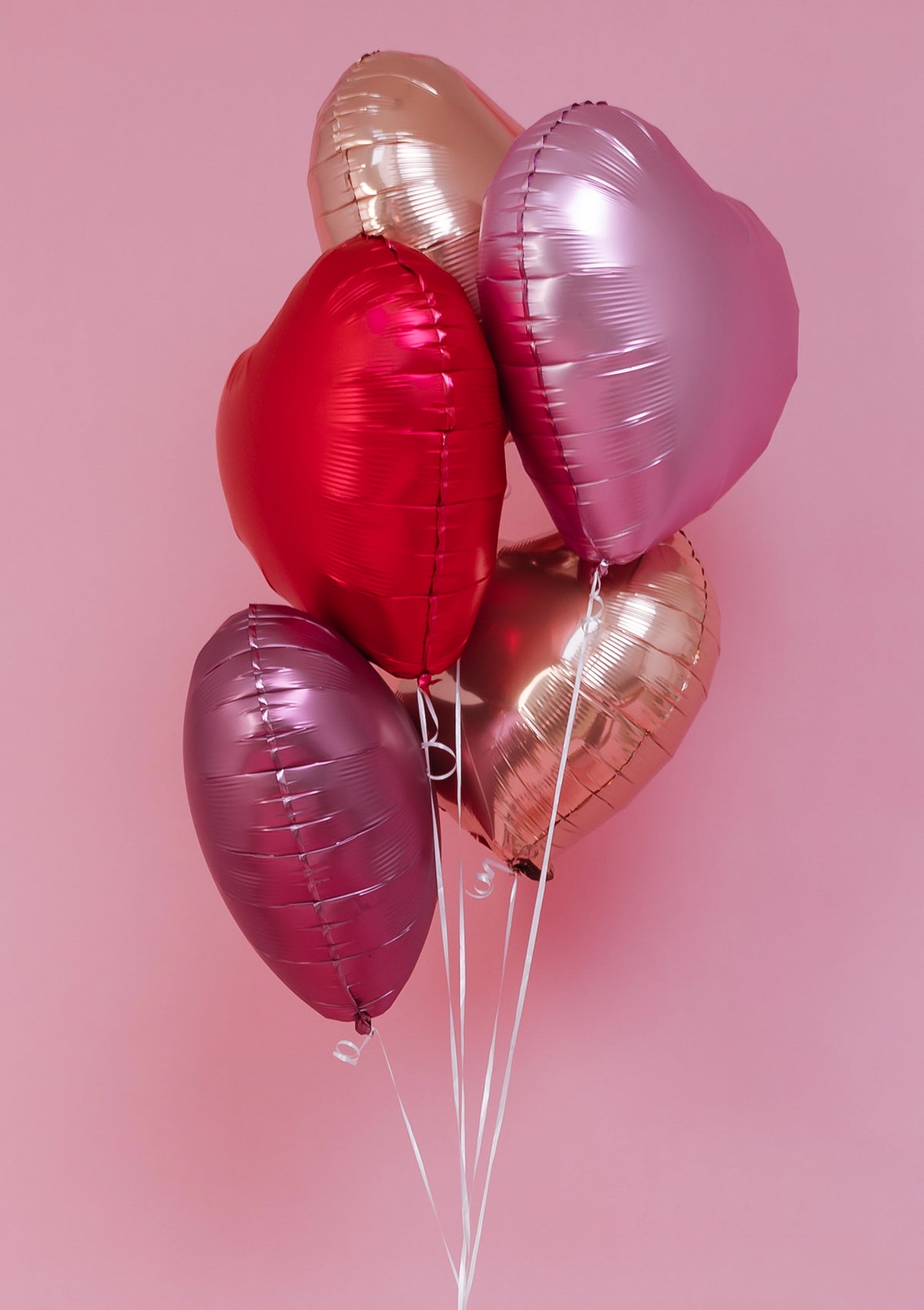 Pack de 5 globos de corazón inflados con helio para San Valentín. Regalo festivo y colorido para complementar un arreglo floral.