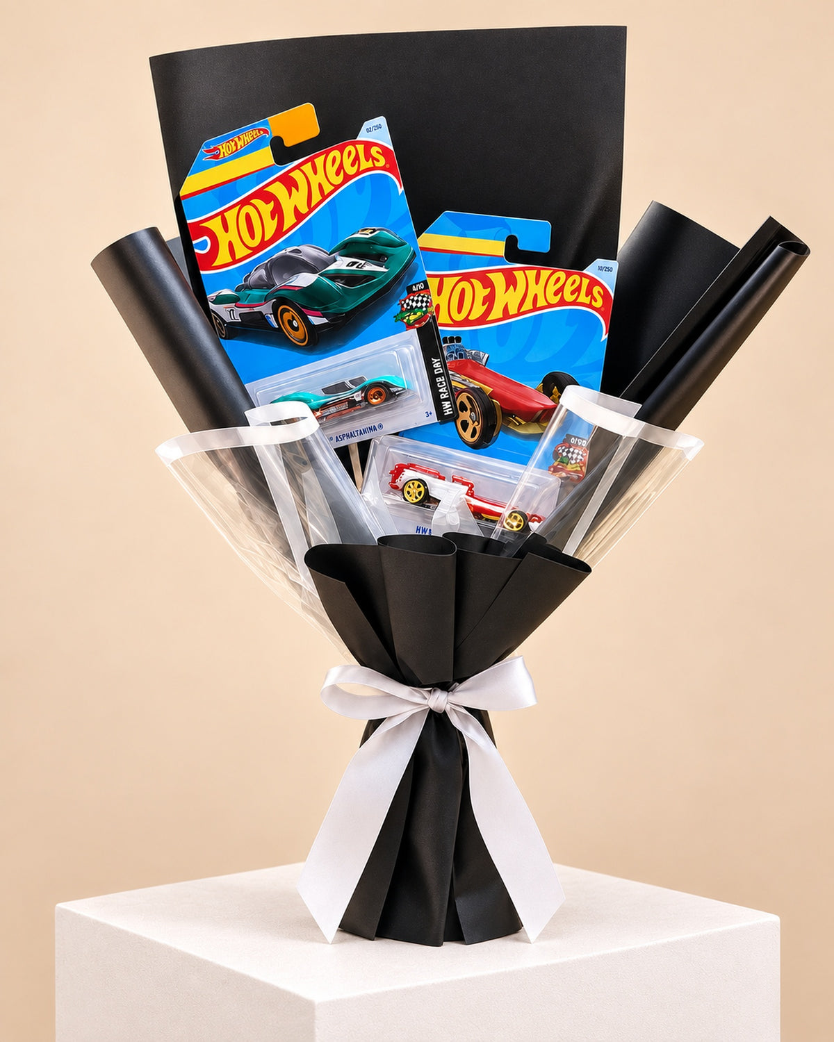 Ramo con 2 carritos Hot Wheels en envoltura negra para el Día del Novio - Florería Bloom