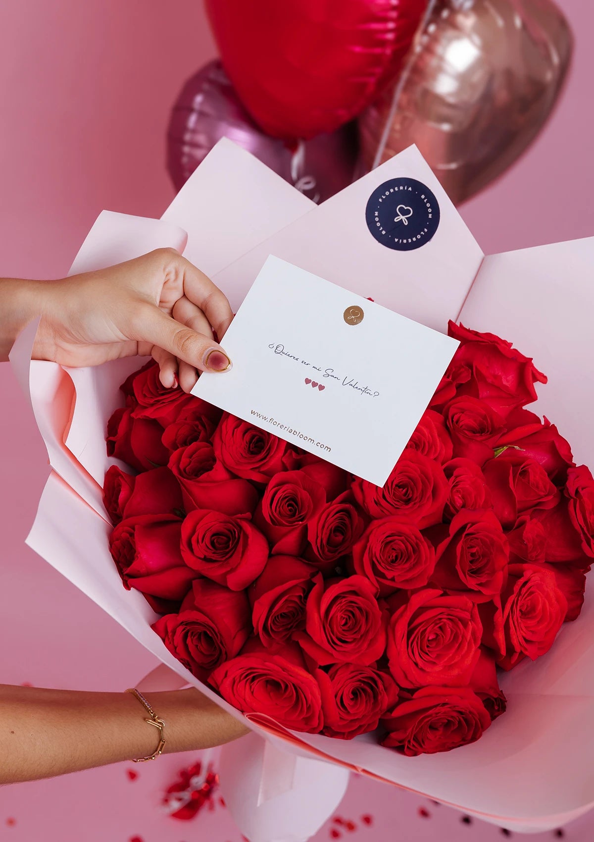 Ramo buchón de 50 rosas premium — arreglo de rosas para regalo especial Lima | Florería Bloom
