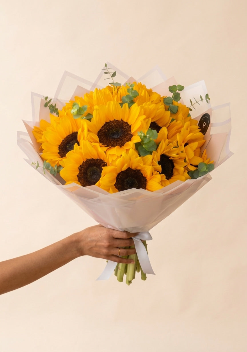 Ramo grande con 12 girasoles ideal como regalo de flores amarillas para el 21 de septiembre con delivery en Lima y Callao