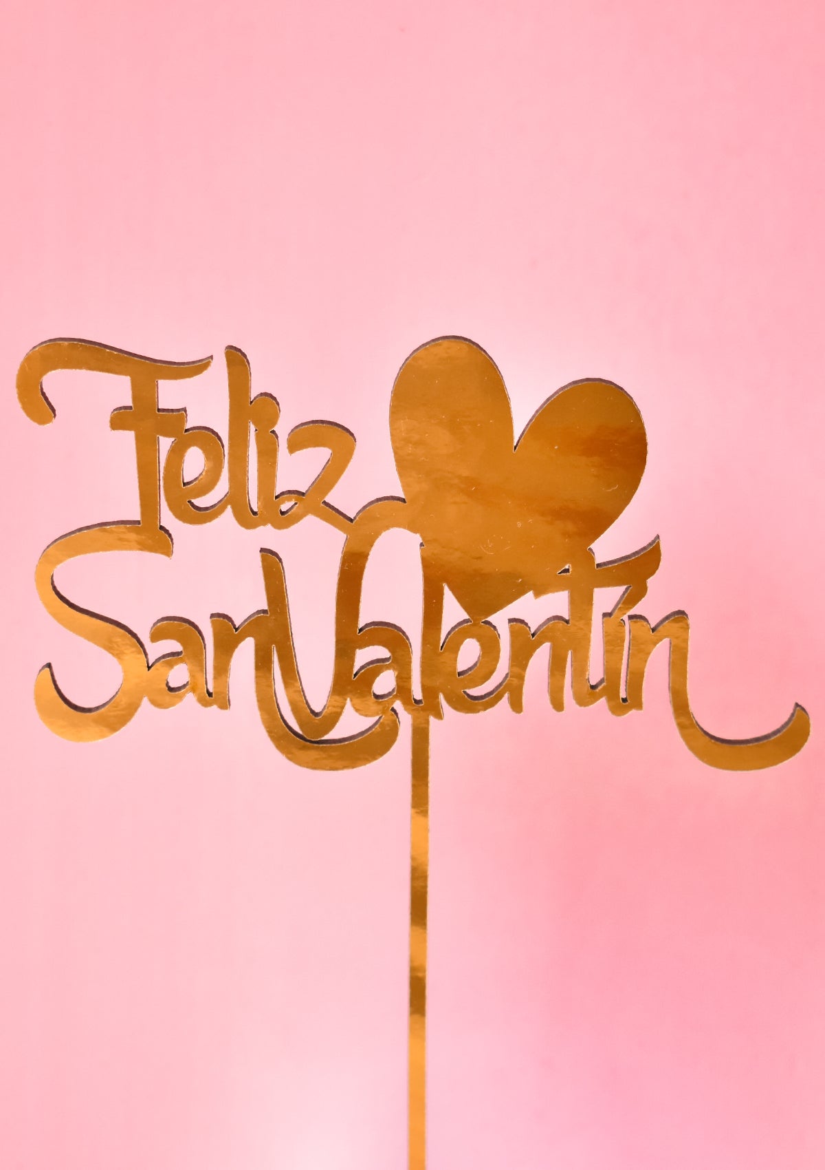 Adorno dorado con mensaje "Feliz San ValentĂn". Perfecto para personalizar y complementar un arreglo floral para San ValentĂn en Lima.