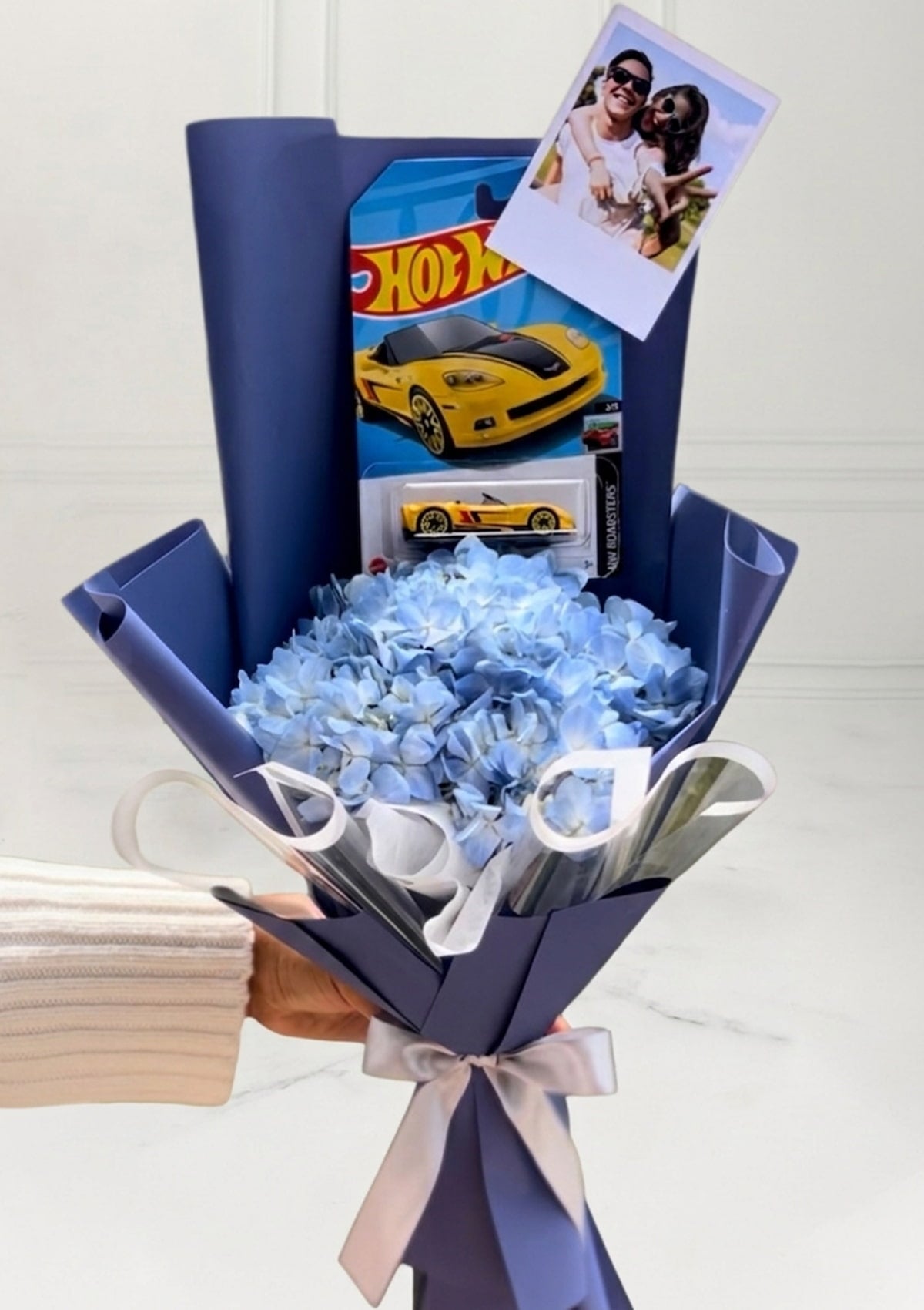 Ramo de flores azules + 1 hot wheels | Día del Padre 💙