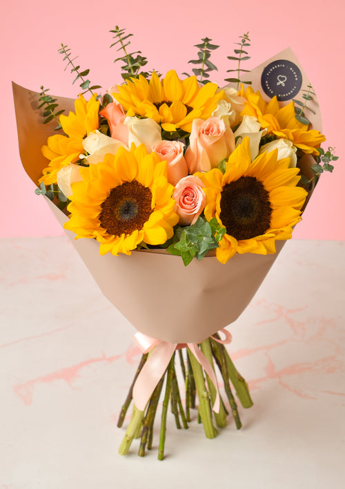 Ramo con girasoles y rosas