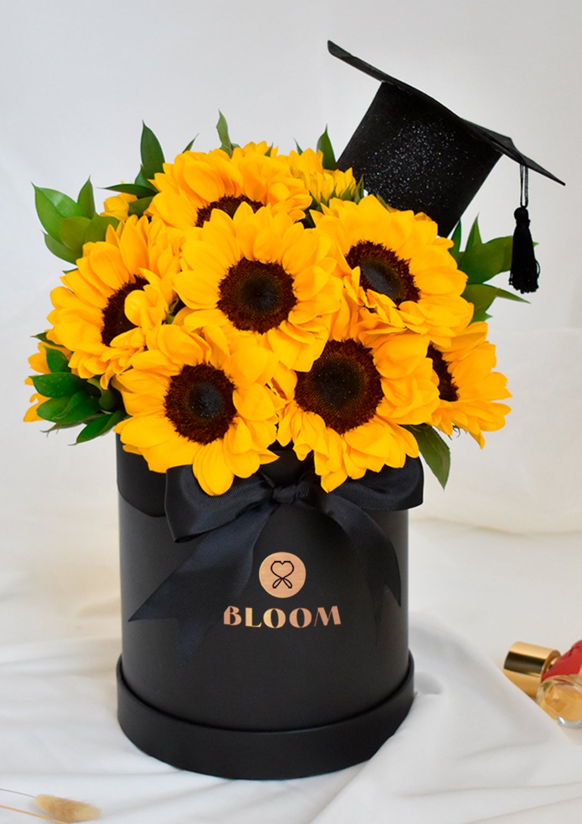 Box de girasoles con birrete | Flores para Graduación 🎓 - Florería Bloom