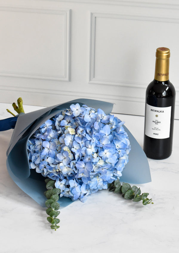 Ramo de hortensias azules con vino