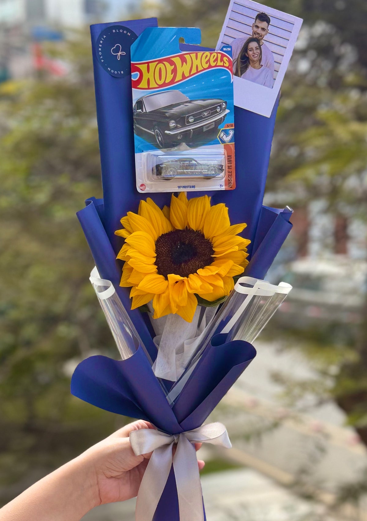Ramo de 1 girasol + 1 hot wheels