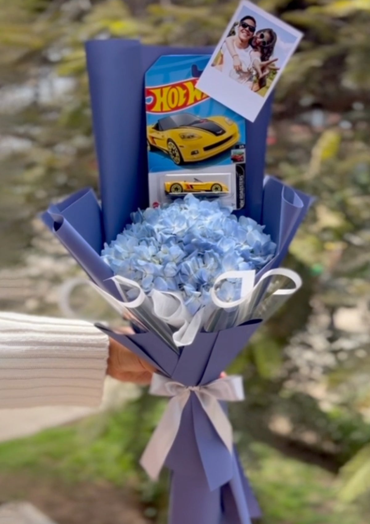Ramo de flores azules + 1 hot wheels
