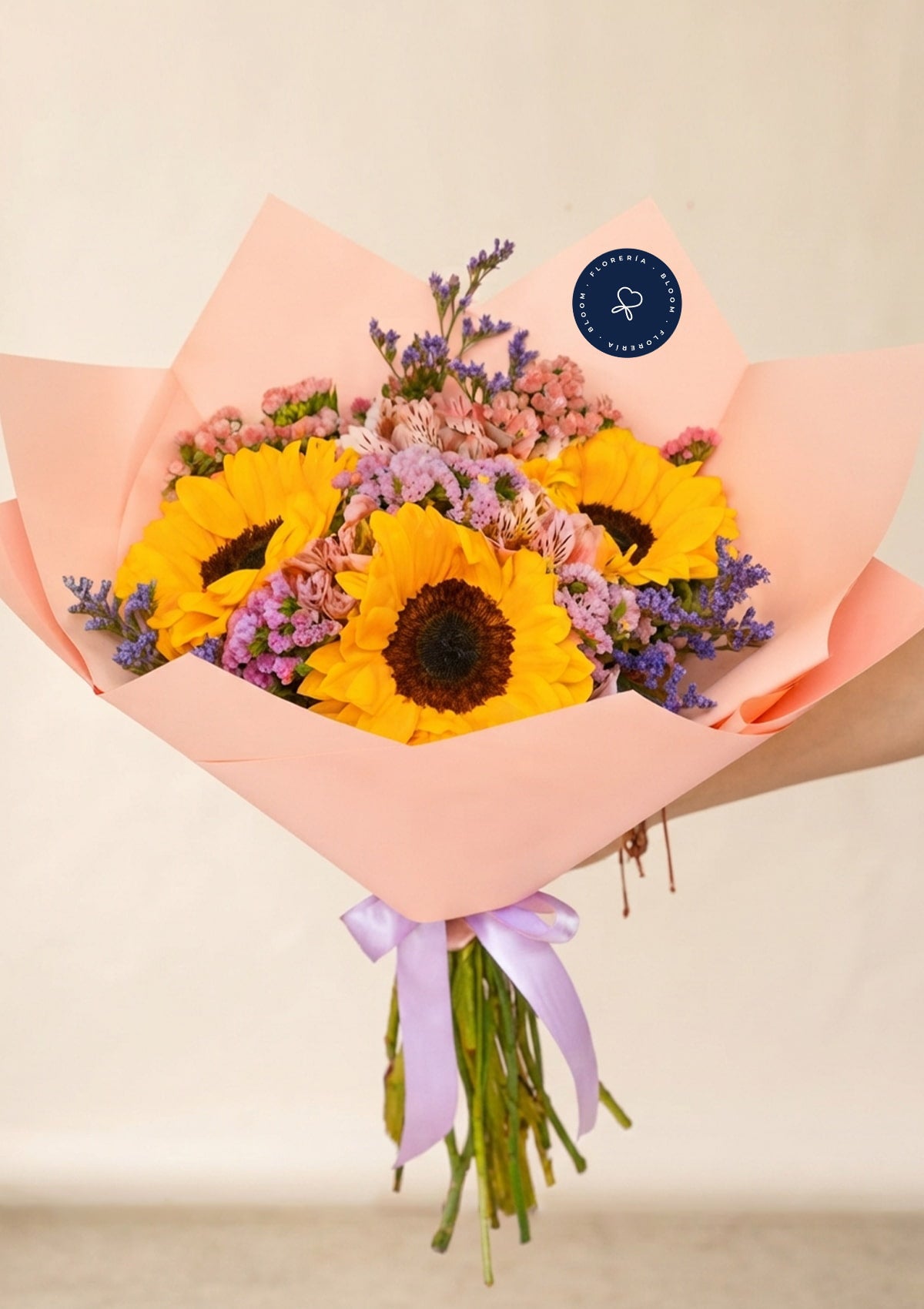 Ramo con 3 girasoles y otras flores en tonos rosados y lilas, ideal como flores amarillas para el 21 de septiembre con delivery en Lima y Callao