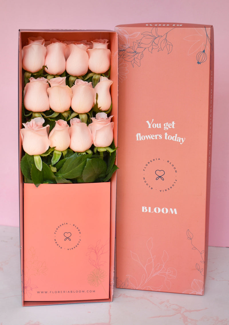 Caja Clásica con 12 Rosas Rosadas