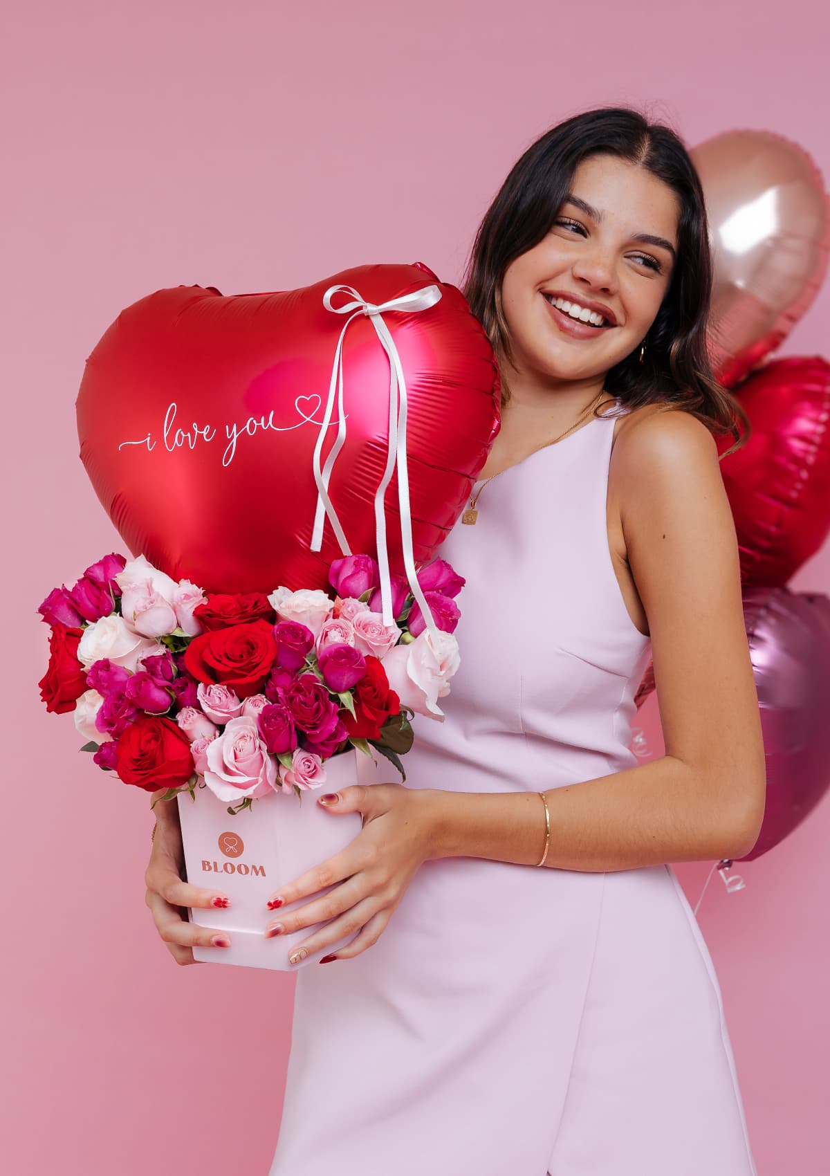 Caja de rosas rojas y rosadas Box Amor Infinito con globo — regalo romántico Lima | Florería Bloom