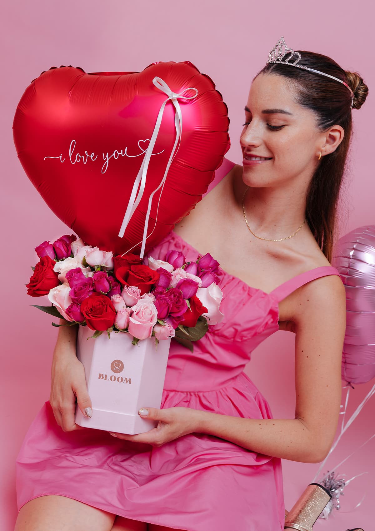 Caja de rosas rojas y rosadas Box Amor Infinito con globo — regalo romántico Lima | Florería Bloom