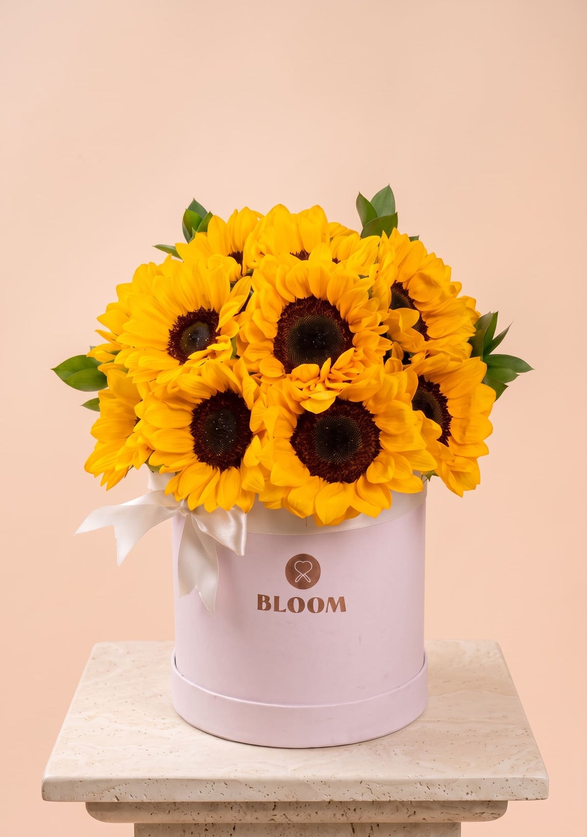 Arreglo con  girasoles en box ideal como regalo de flores amarillas para el 21 de septiembre con delivery en Lima y Callao