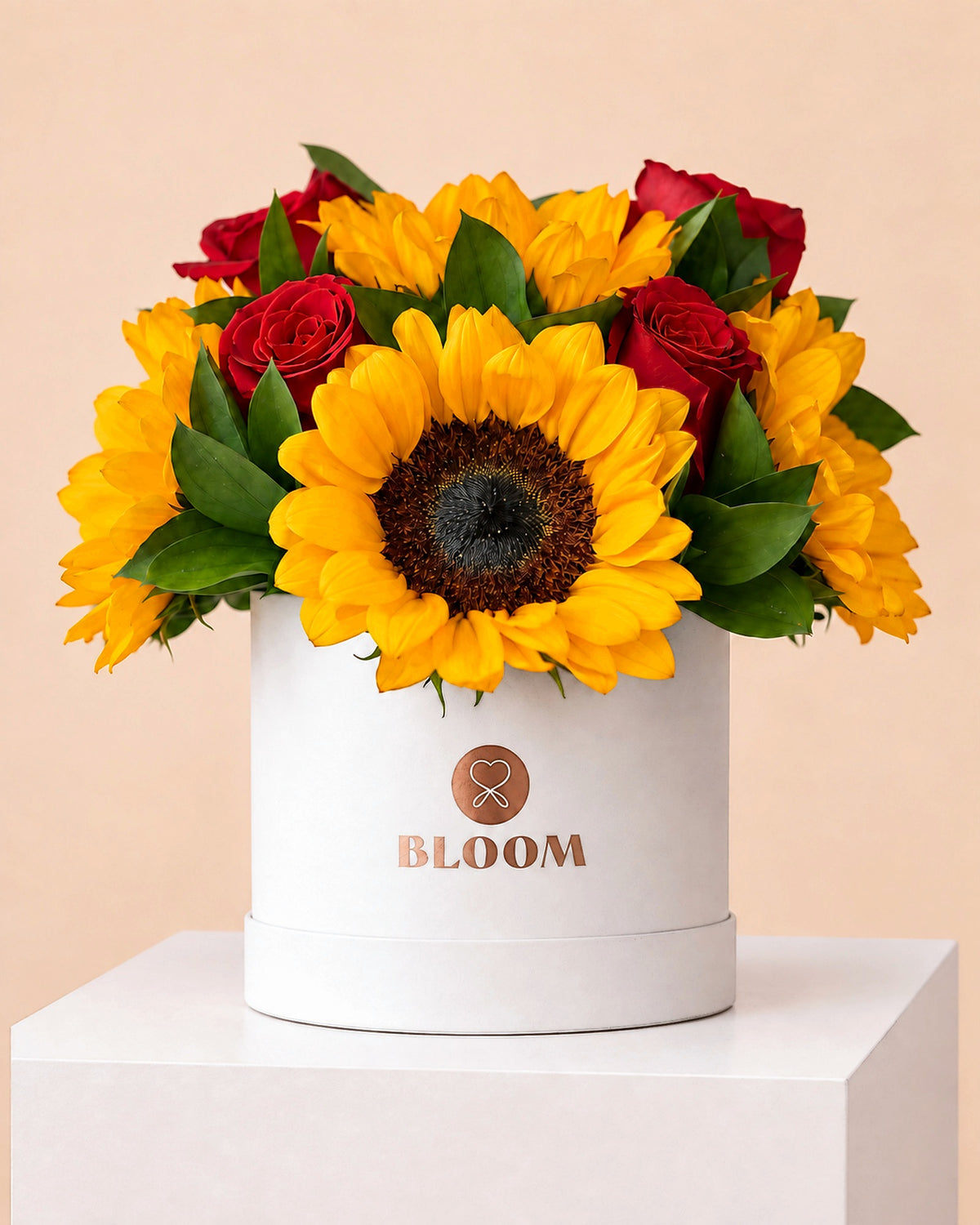 Arreglo con girasoles y rosas rojas en box ideal como regalo de flores amarillas para el 21 de septiembre con delivery en Lima y Callao