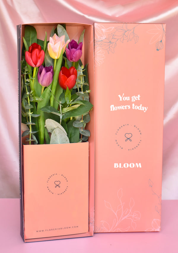 Caja con 5 tulipanes premium para San Valentín. Regalo fresco, elegante y lleno de color para sorprender en Lima.