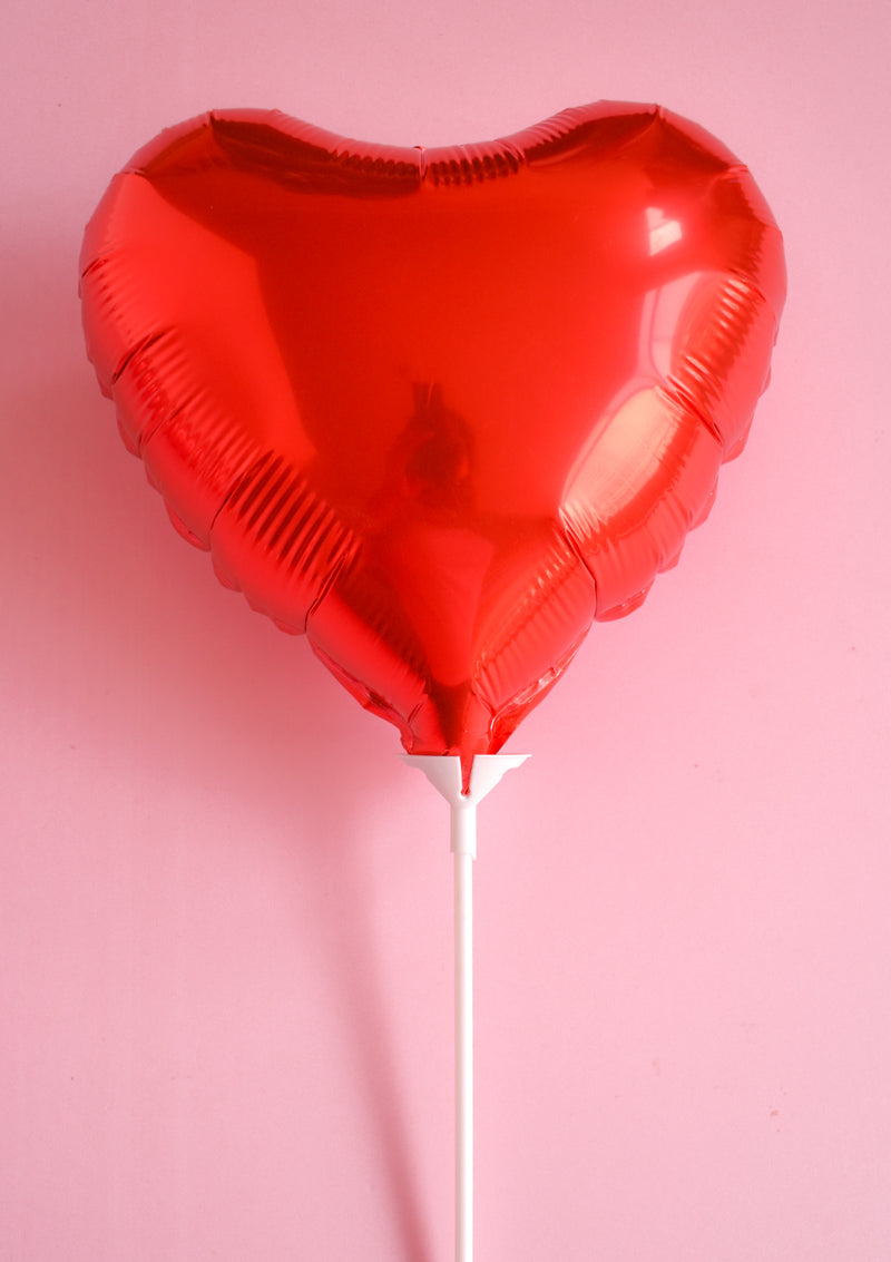 Globo Mediano Corazón Rojo para San Valentín, complemento perfecto para arreglos florales románticos en Lima.