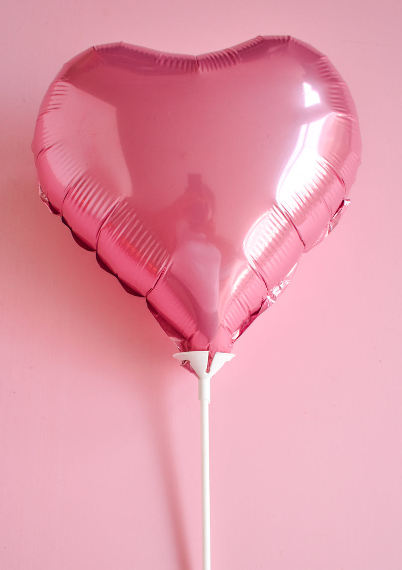 Globo Mediano Corazón Rosado, complemento ideal para arreglos florales de San Valentín. Decoración especial para sorprender en Lima.