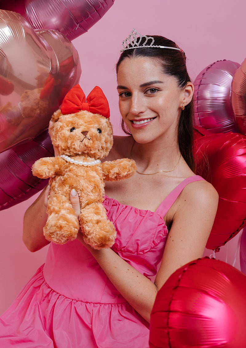 Osita de peluche con collar de perlas y lazo rojo para San Valentín. Regalo tierno y elegante para acompañar flores