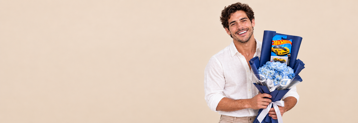 Hombre sonriendo con un ramo de hortensias azules y un carrito Hot Wheels de Florería Bloom