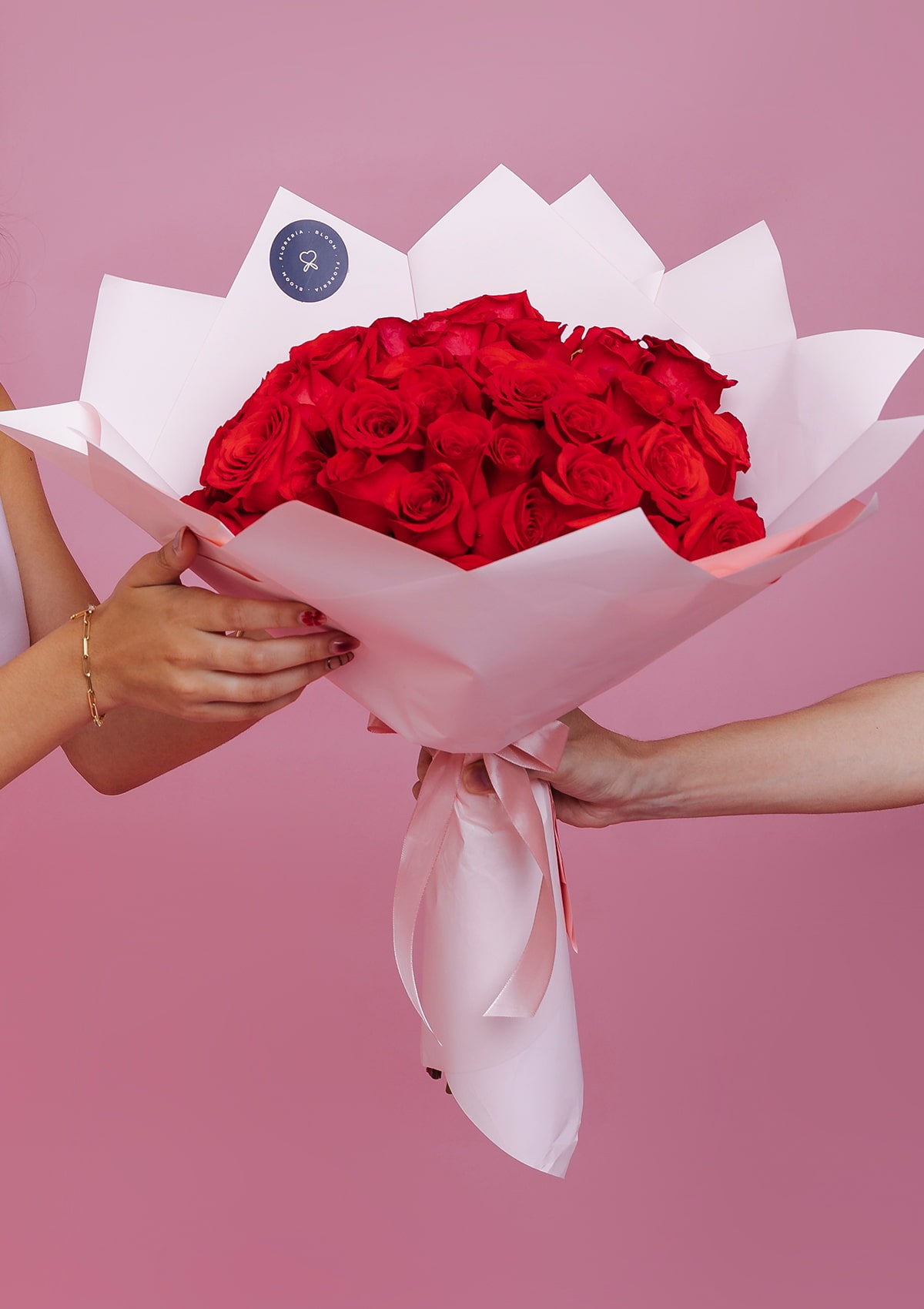 Ramo buchón de 50 rosas premium — arreglo de rosas para regalo especial Lima | Florería Bloom