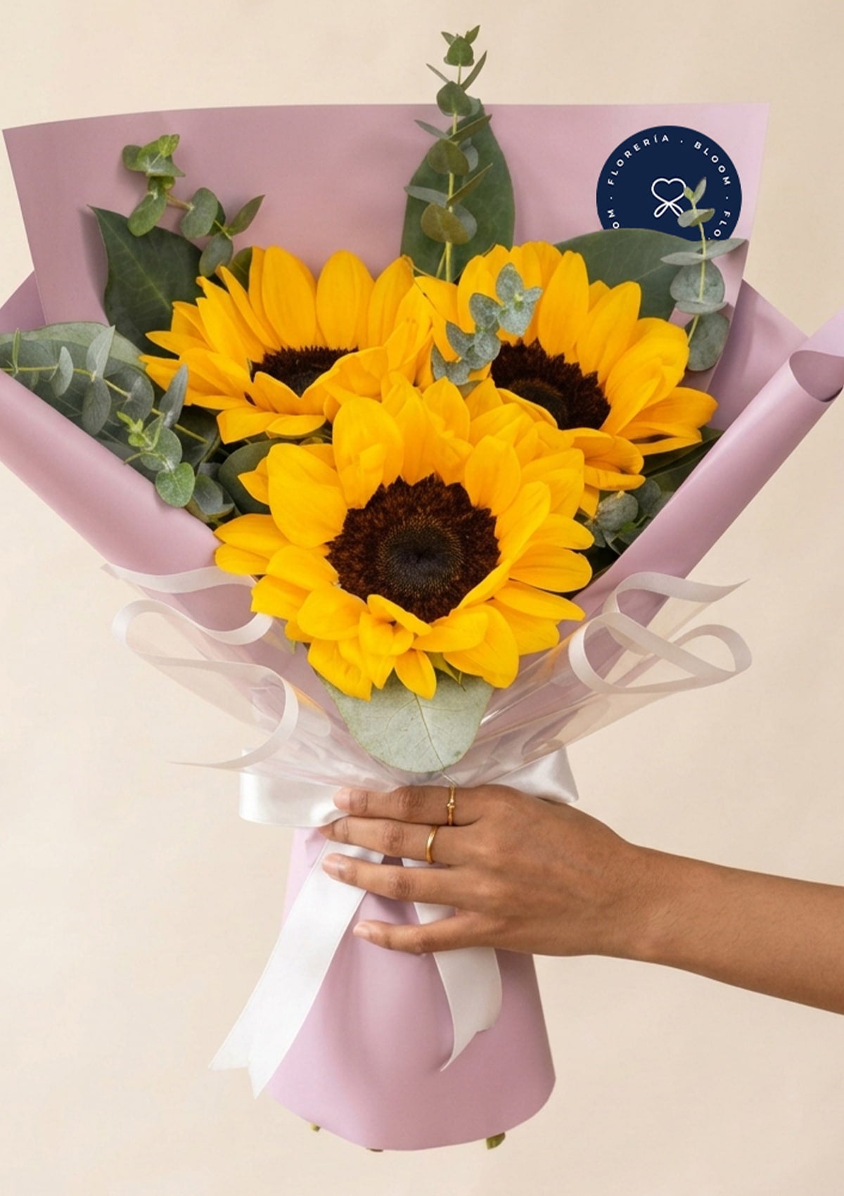 Ramo con 3 girasoles ideal como regalo de flores amarillas para el 21 de septiembre con delivery en Lima y Callao