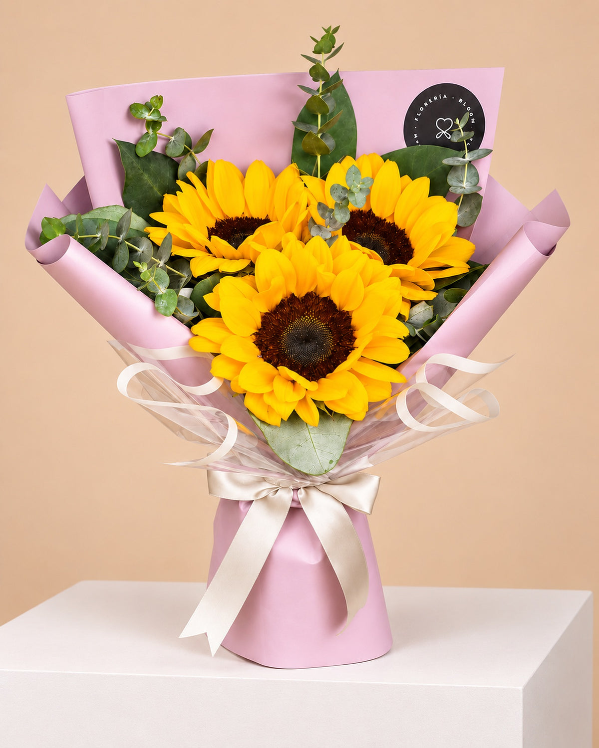 Ramo con 3 girasoles ideal como regalo de flores amarillas para el 21 de septiembre con delivery en Lima y Callao