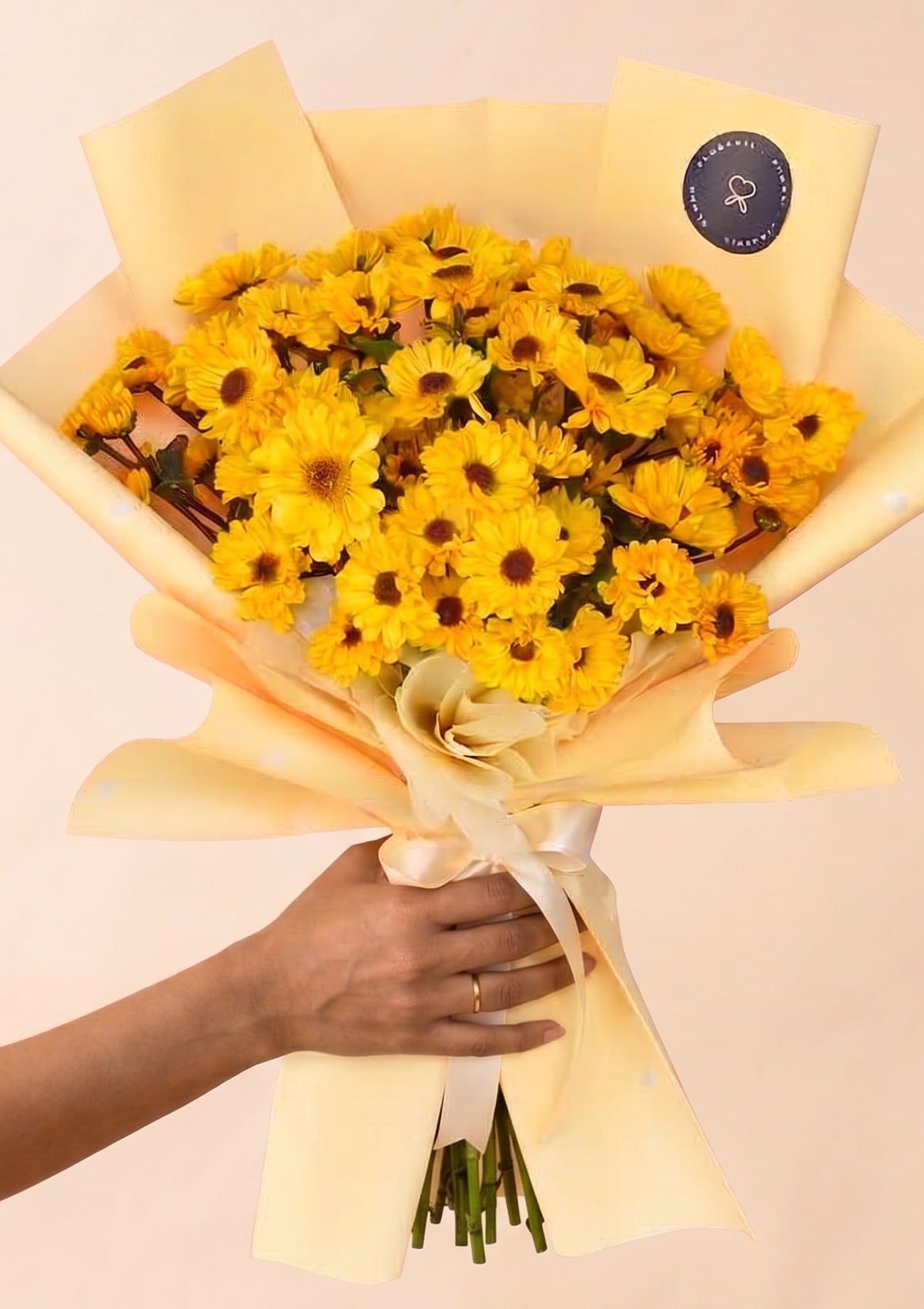 Ramo con margaritas amarillas ideal como regalo de flores amarillas para el 21 de septiembre con delivery en Lima y Callao