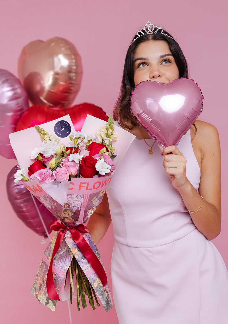 Ramo de rosas rojas y rosadas, claveles blancos y lisianthus para San Valentín. Regalo romántico y sofisticado en Lima.