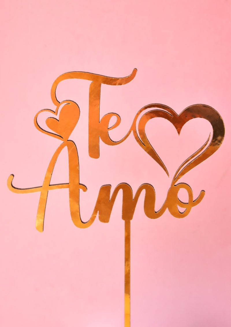 Adorno dorado con mensaje "Te Amo". Detalle perfecto para acompañar flores y sorprender en San Valentín en Lima.